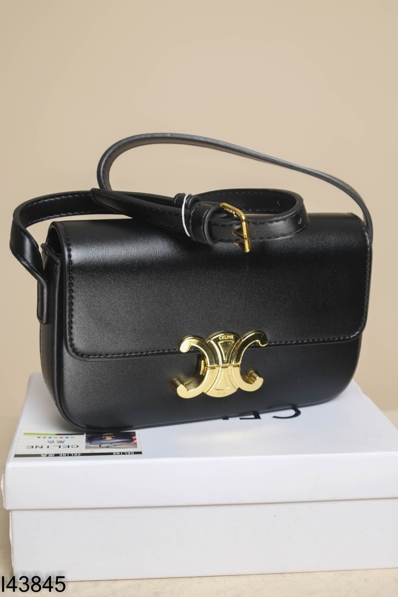 Túi da đen khóa vàng