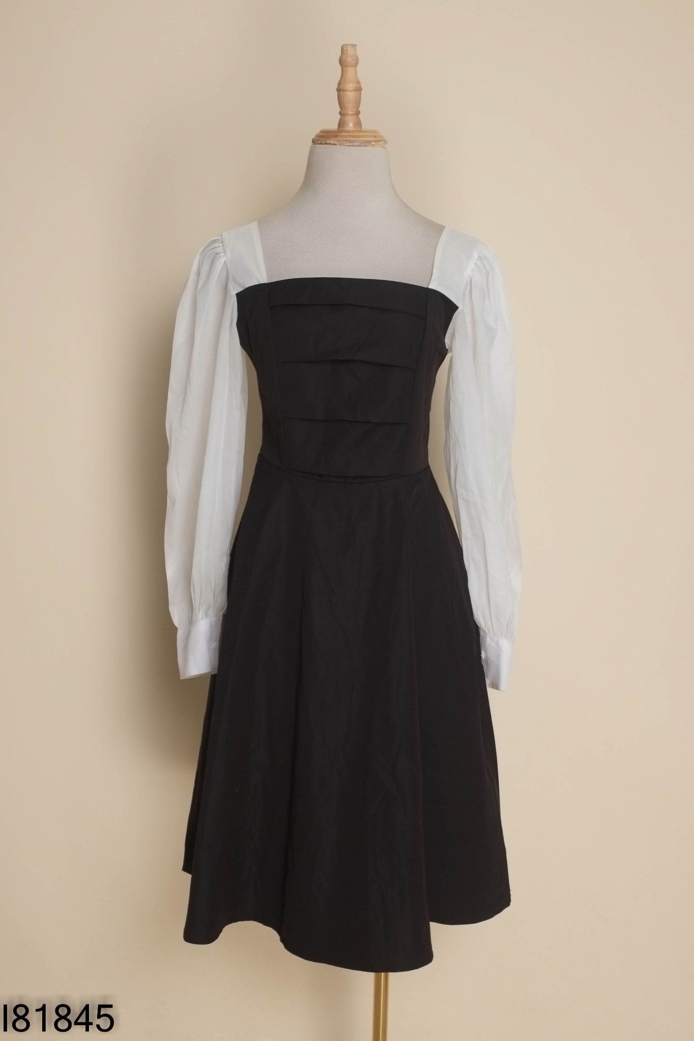 Váy đen cổ vuông phối tay lưới