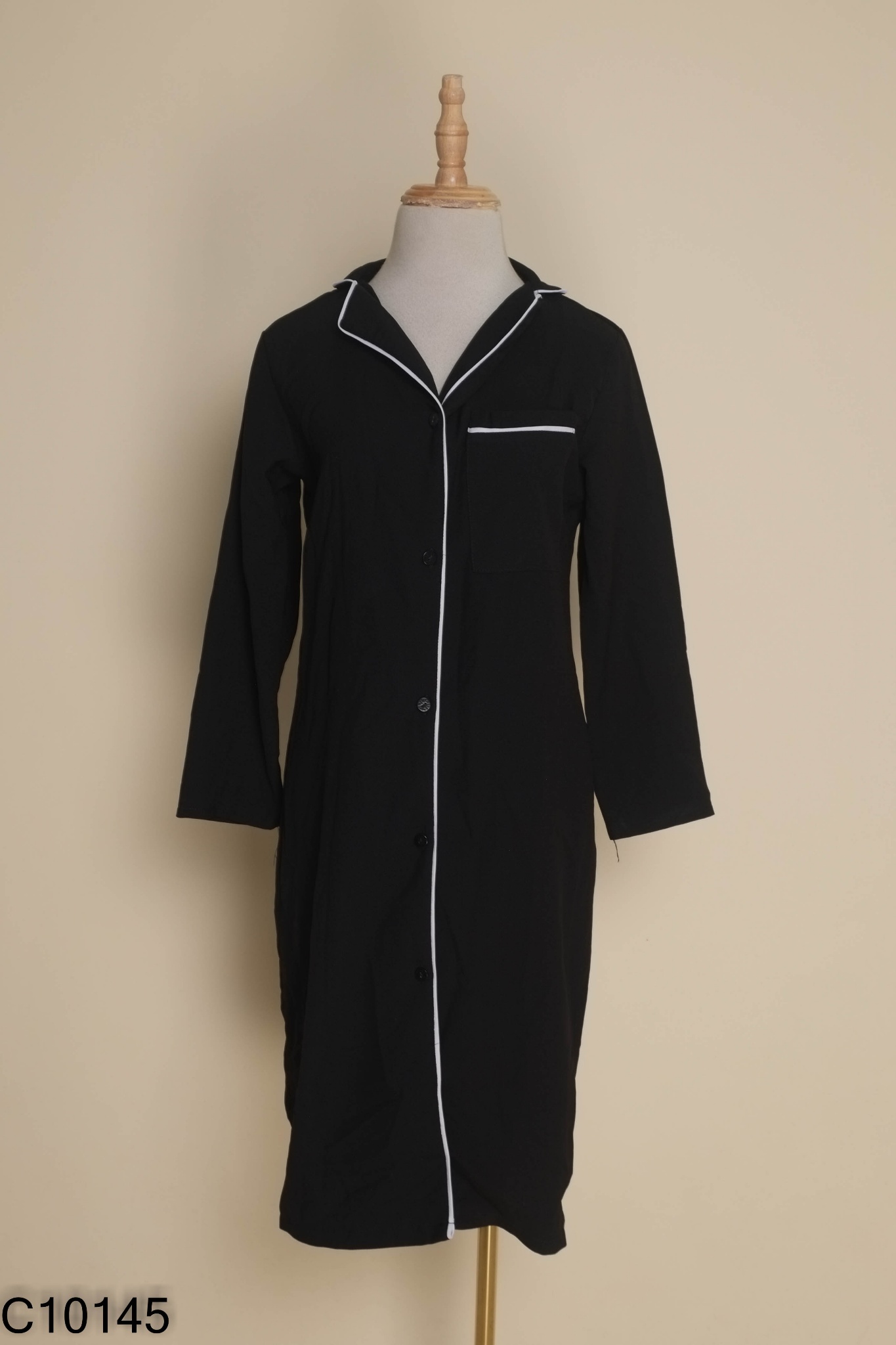 Áo choàng đen viền trắng