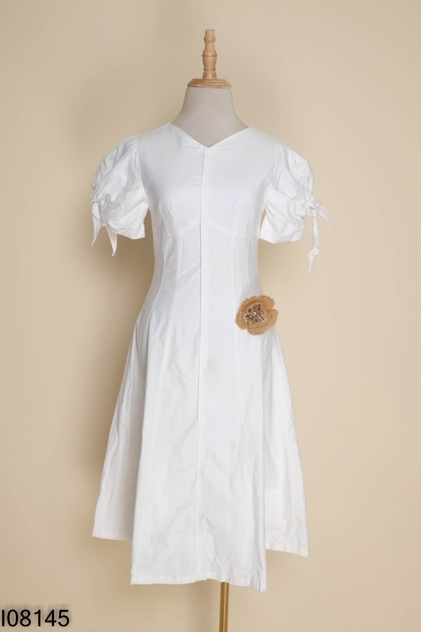 Váy trắng cổ V gắn bông hoa