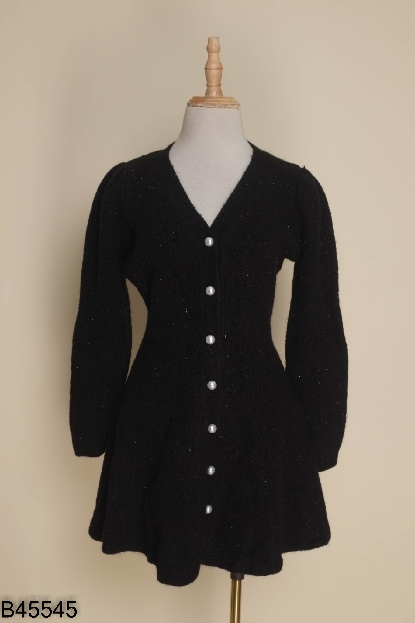 Váy len đen cài cúc