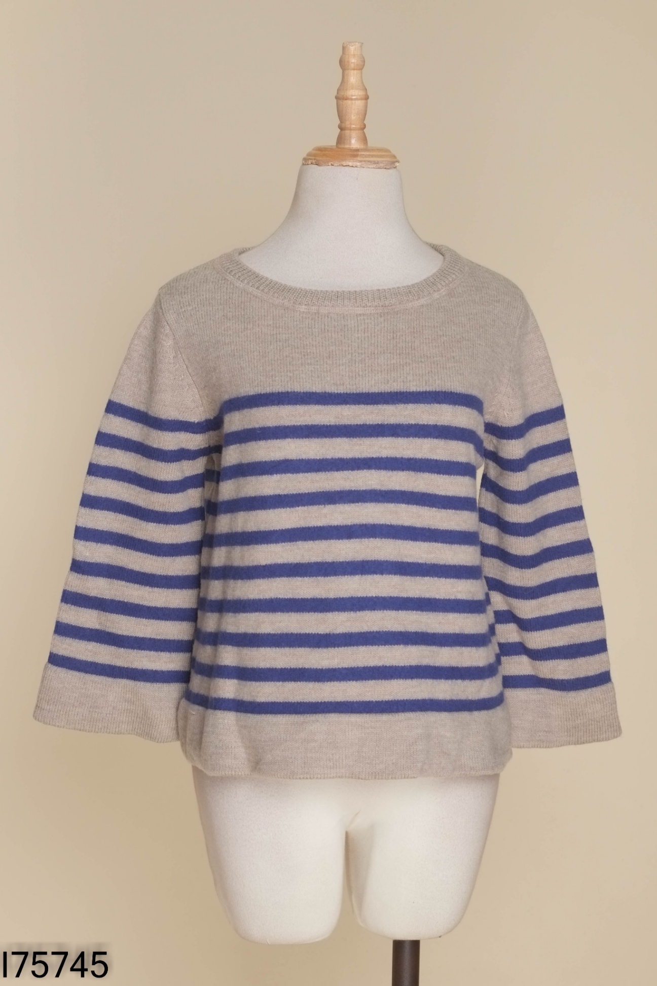 Áo len xám kẻ xanh