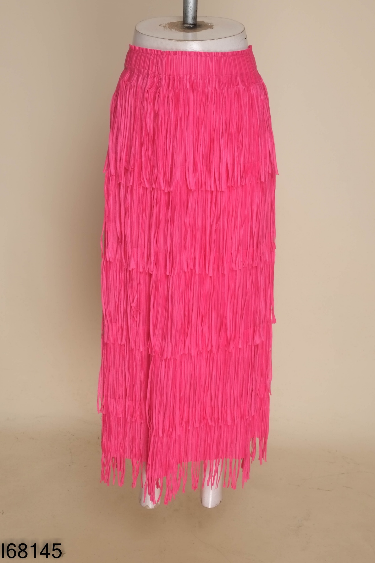 Chân váy hồng tua rua