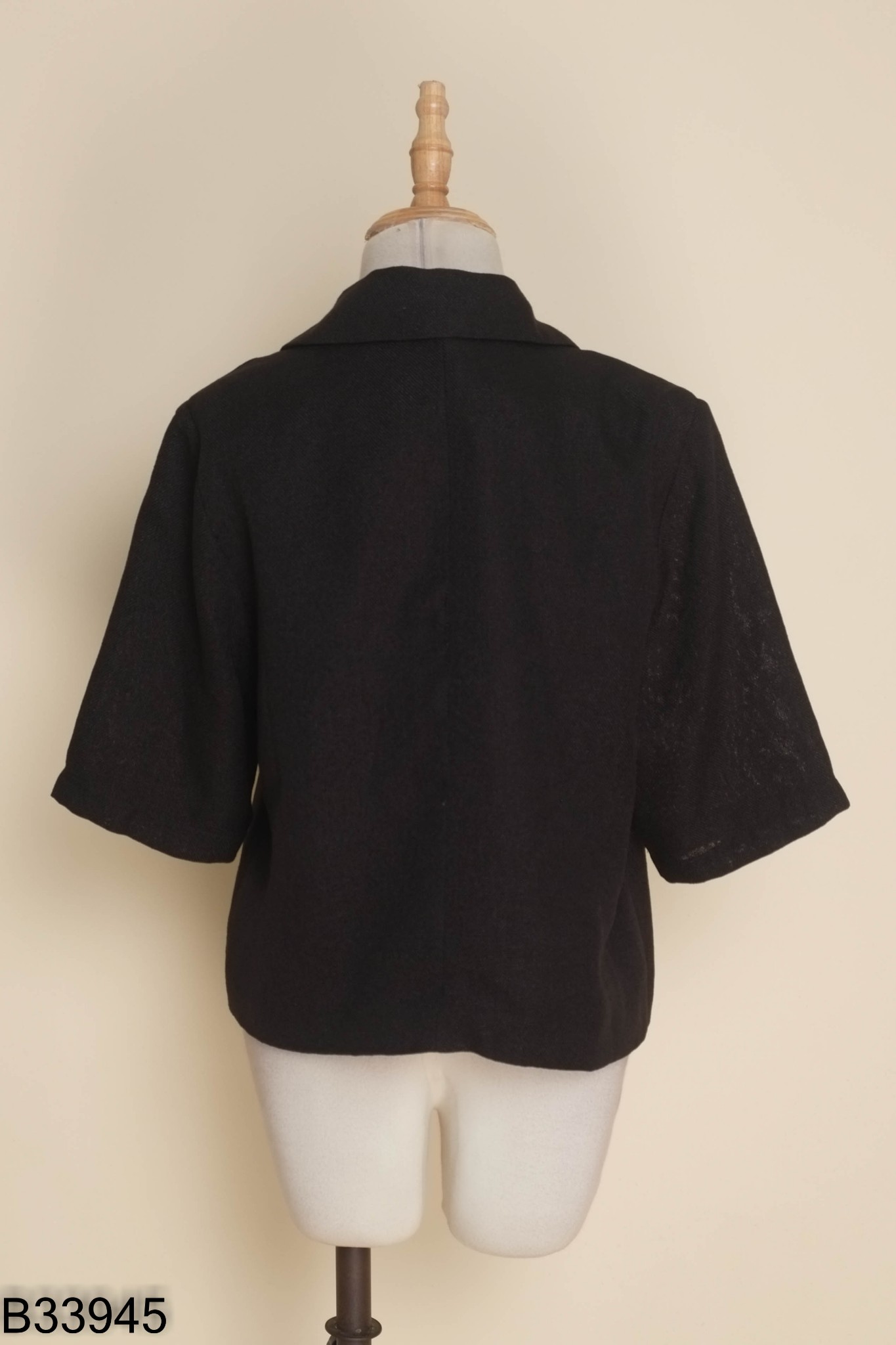Áo đen cổ vest phối cúc vàng