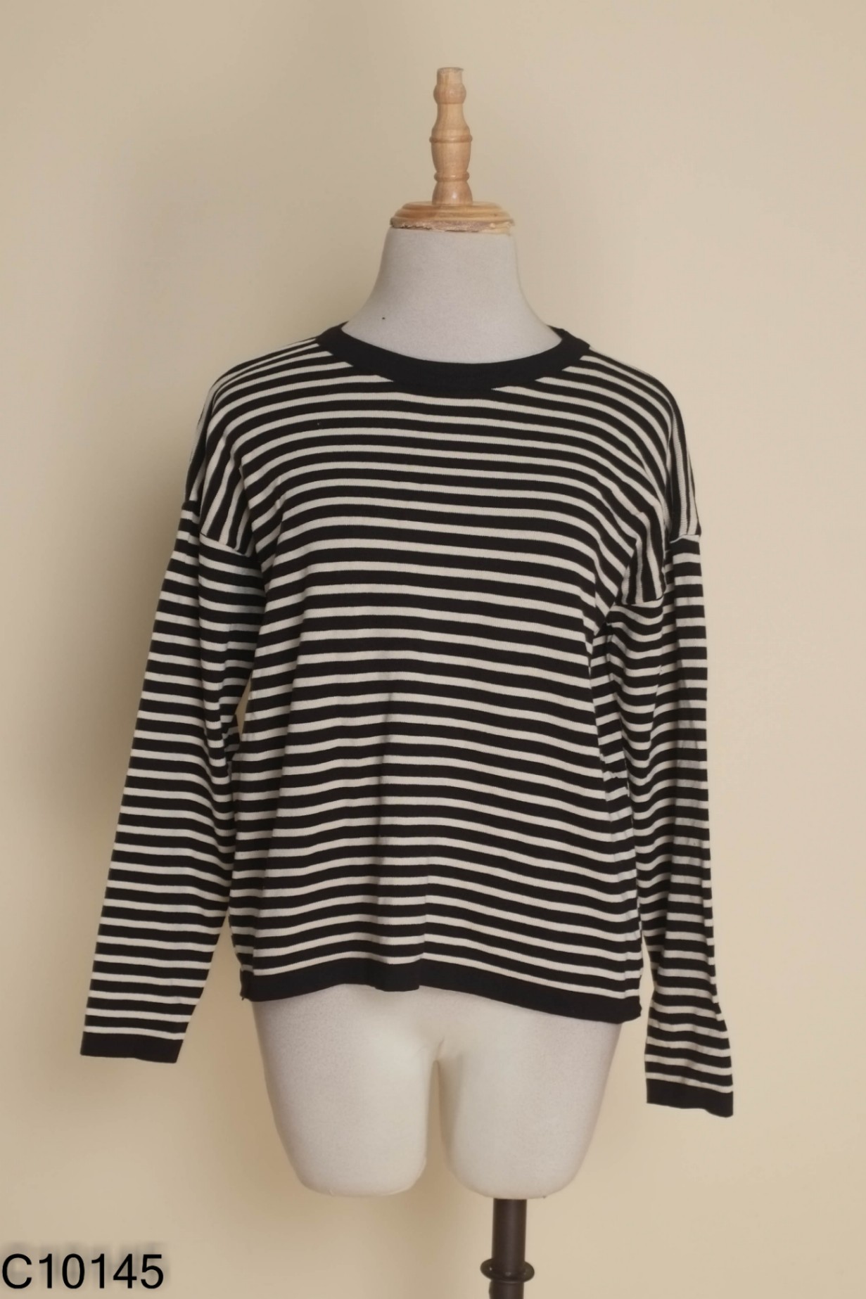 Áo len đen kẻ be