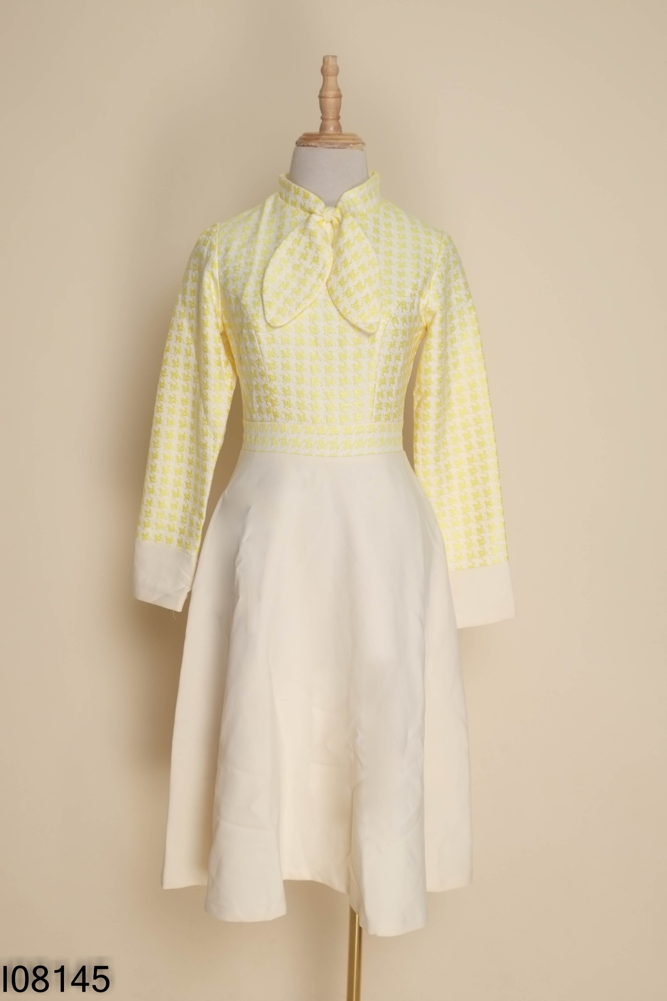 Váy vàng phối nơ thêu họa tiết