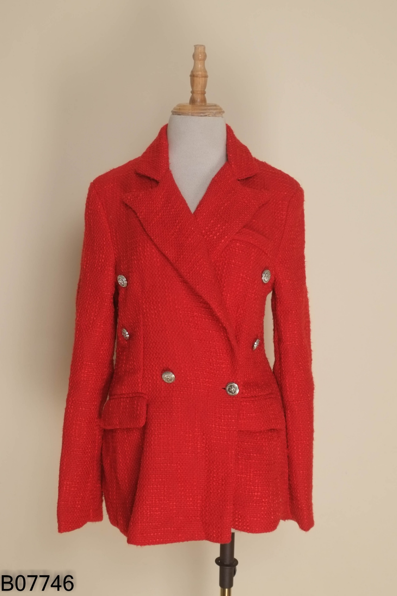 Áo blazer dạ đỏ phối cúc