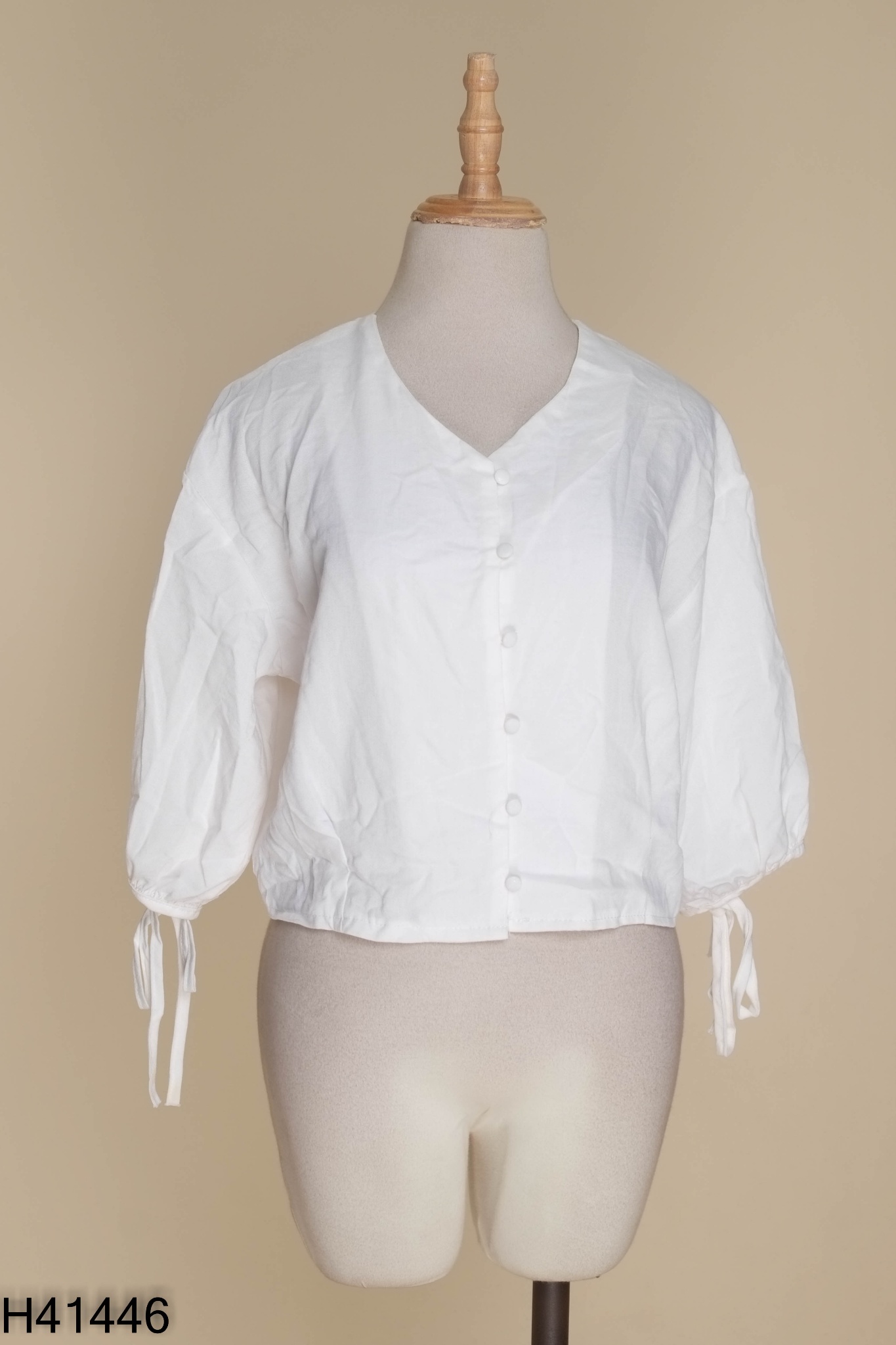 Áo trắng cổ tim cài cúc