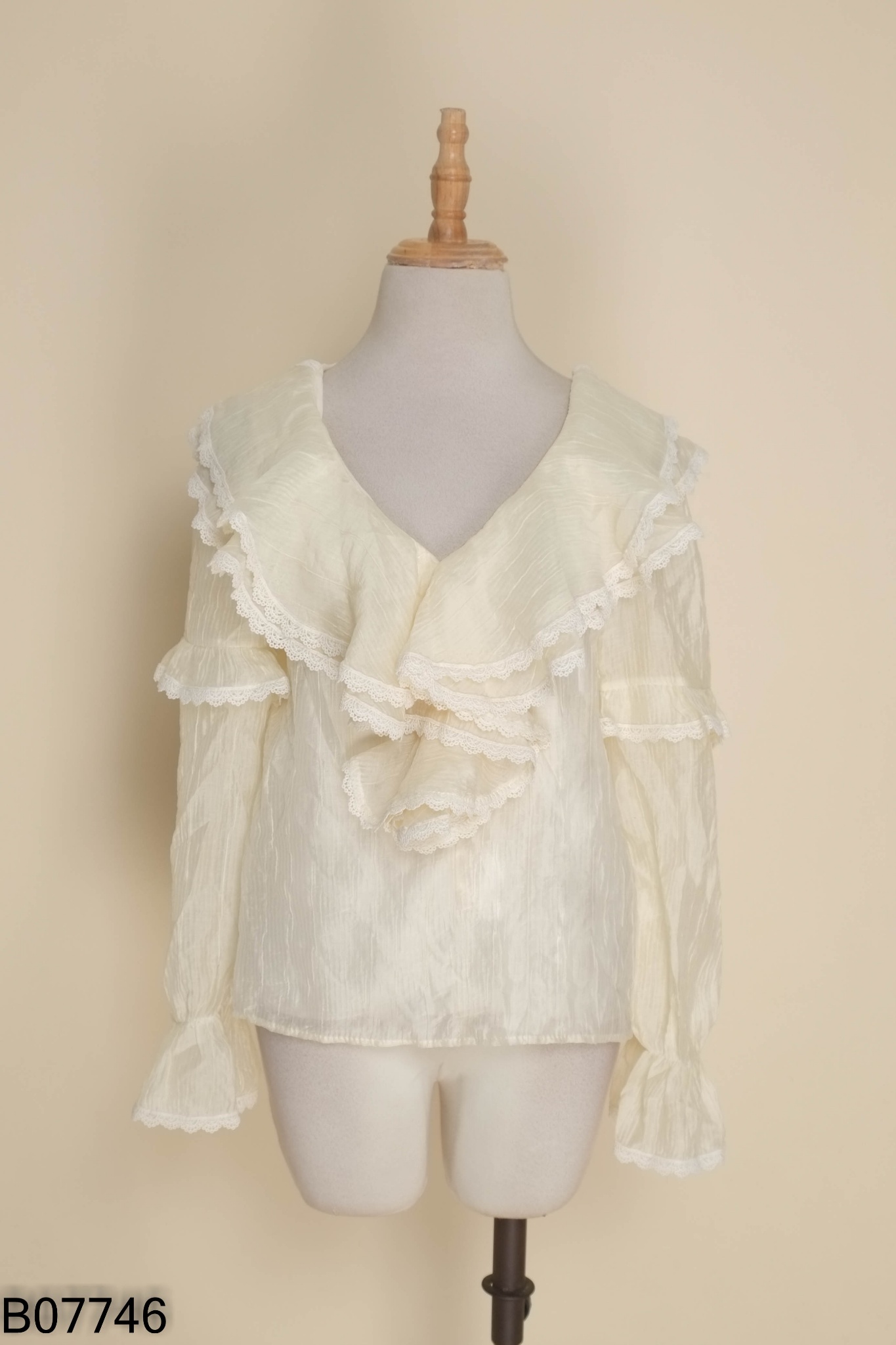 Áo voan vàng nhạt cổ tim