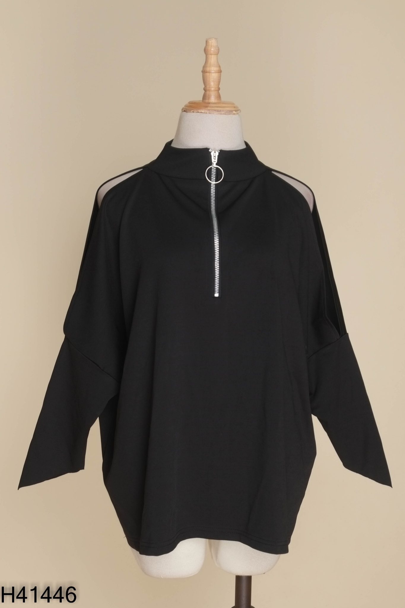 Áo khoác hở vai đen