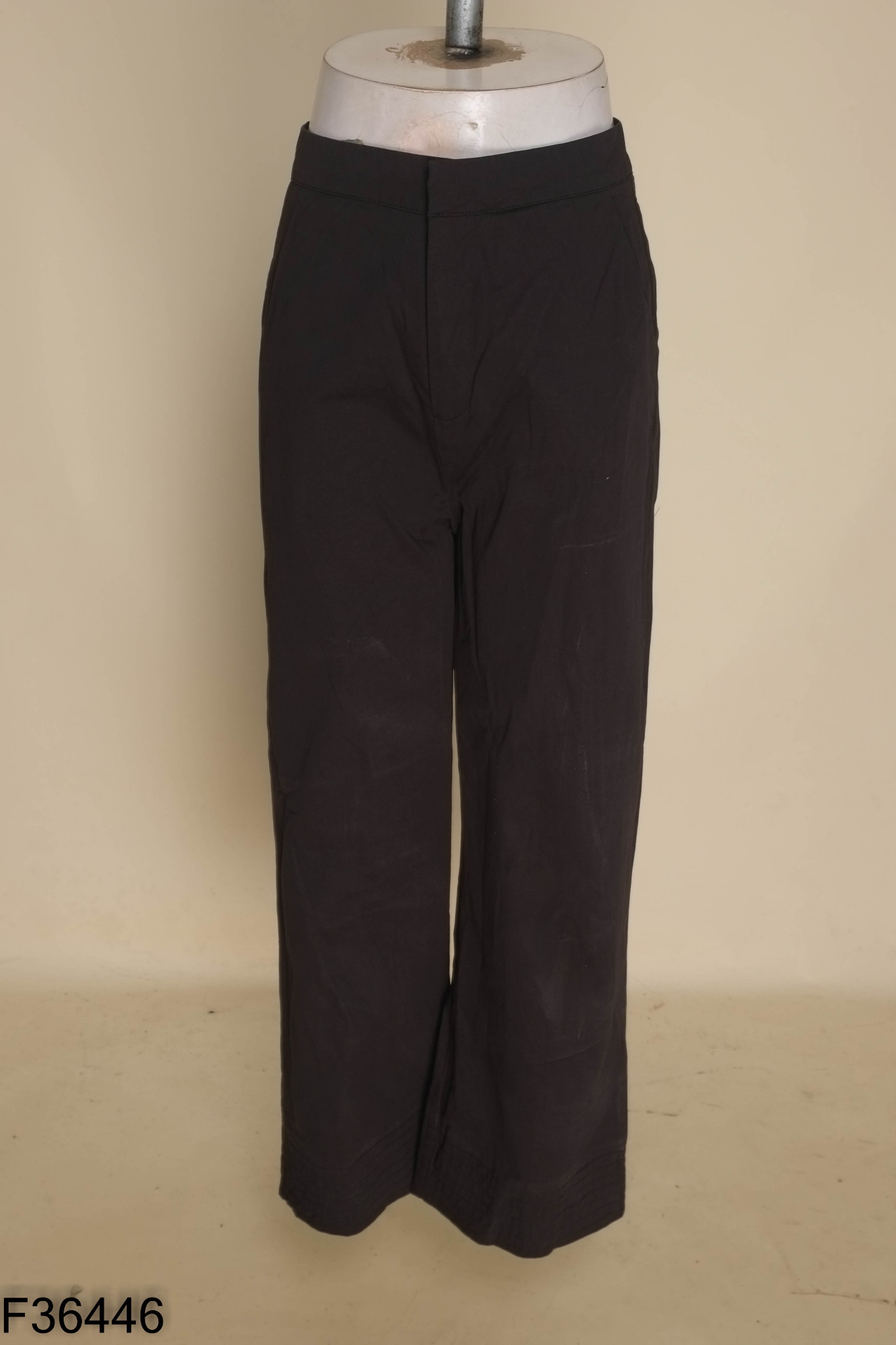 Quần dài đen trơn cúc cài