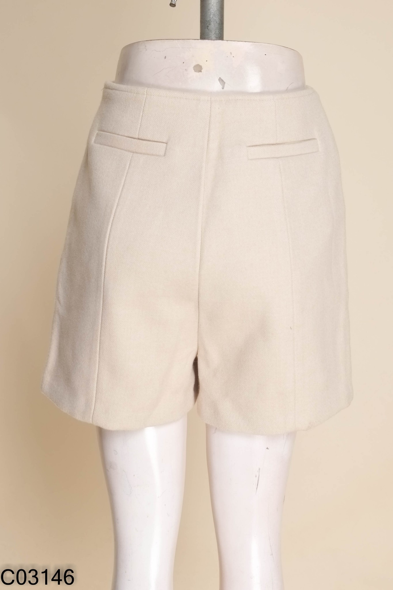 NEWTAG Quần shorts GENTLEWOMAN dạ be