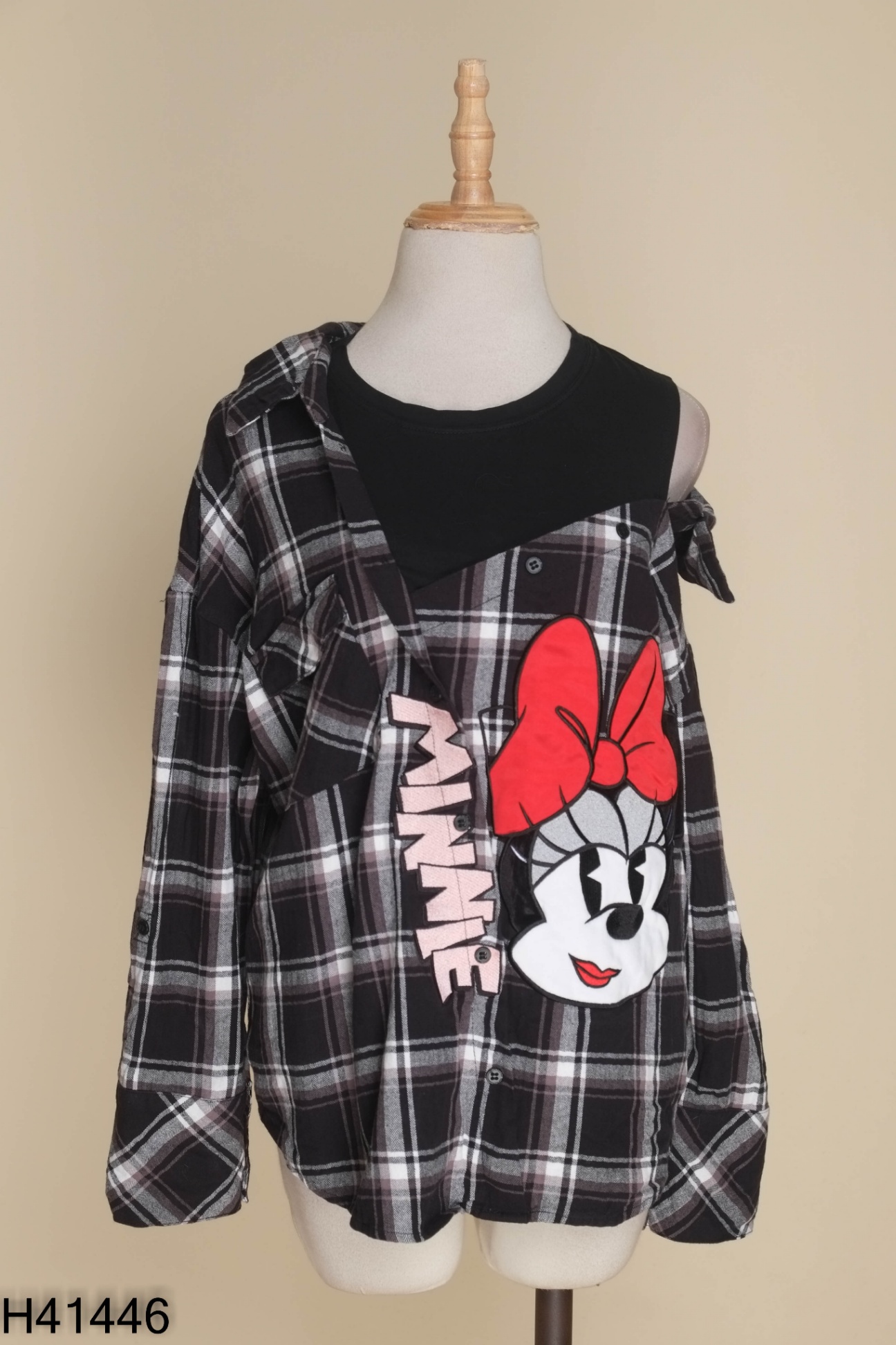 Áo đen caro thêu mickey