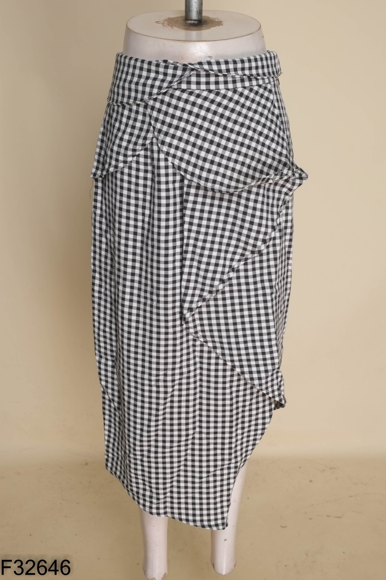 Chân váy đen caro trắng