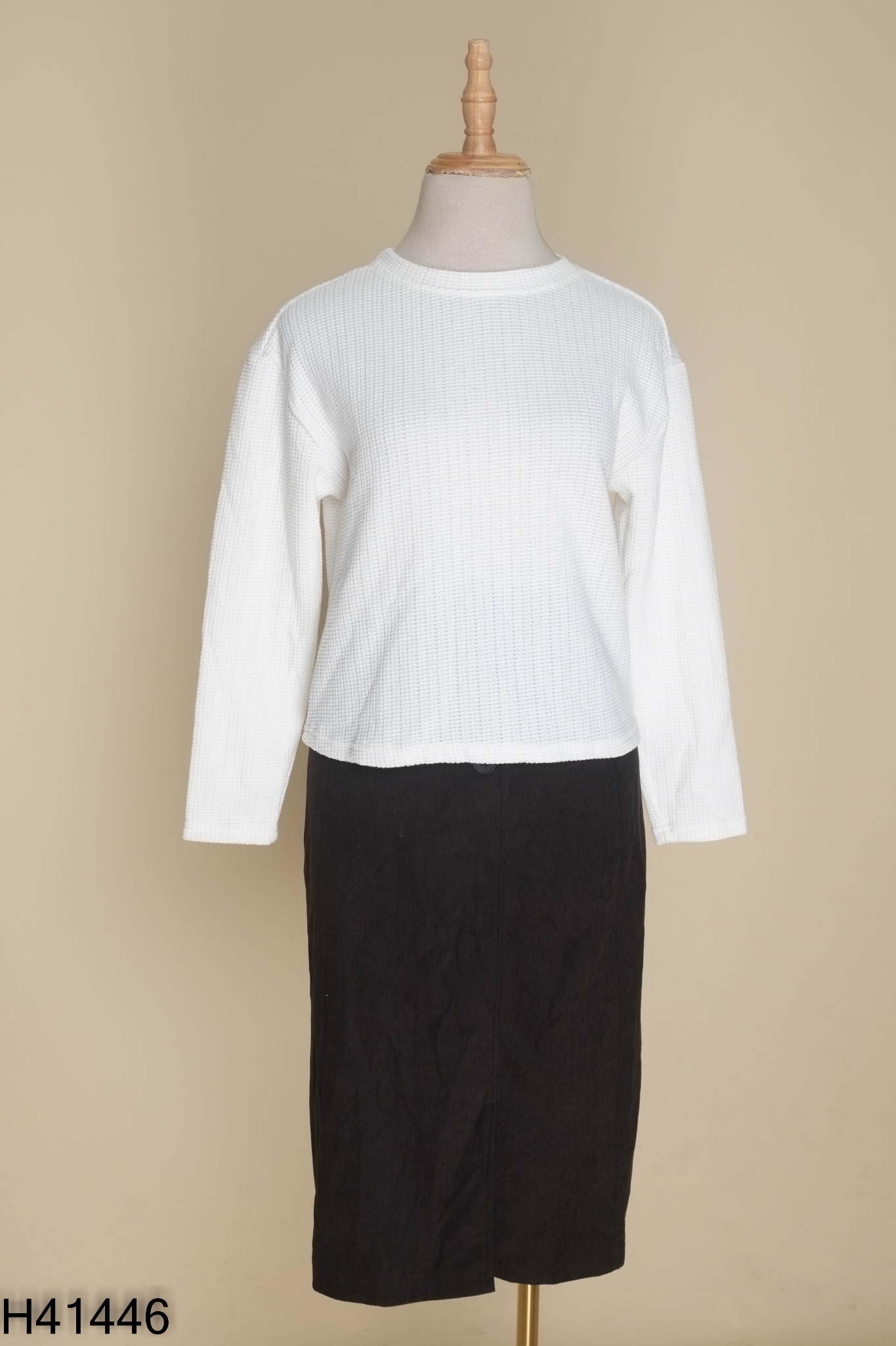 Set áo trắng + chân váy đen nhung tăm