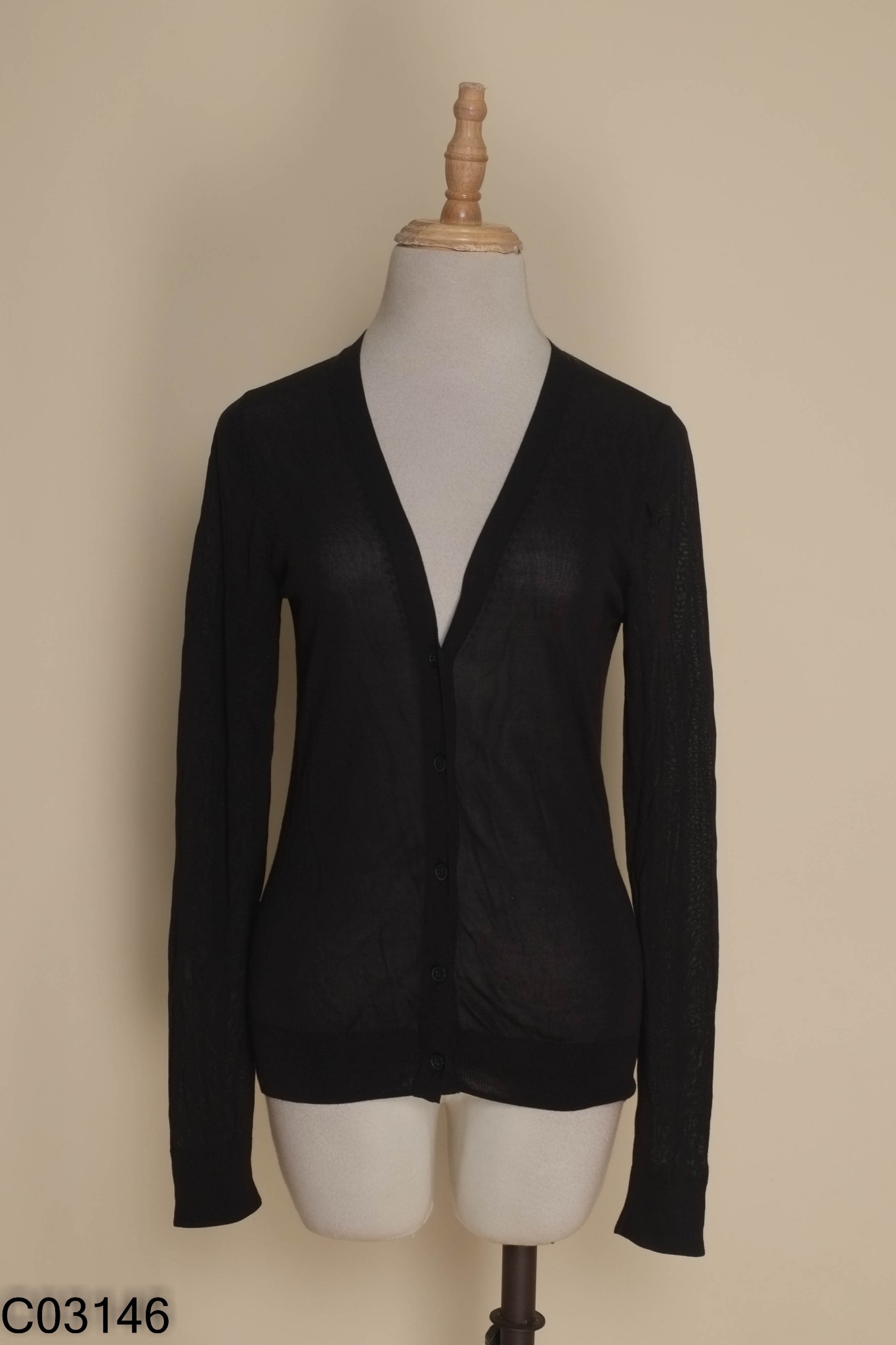 Áo UNIQLO đen len mỏng