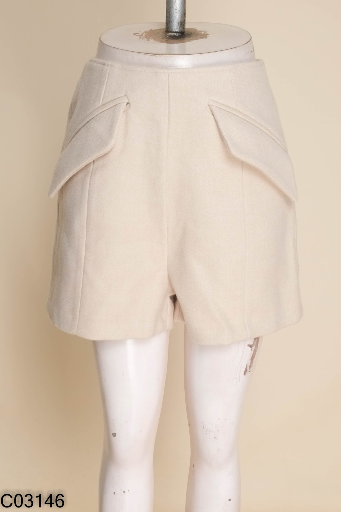 NEWTAG Quần shorts GENTLEWOMAN dạ be