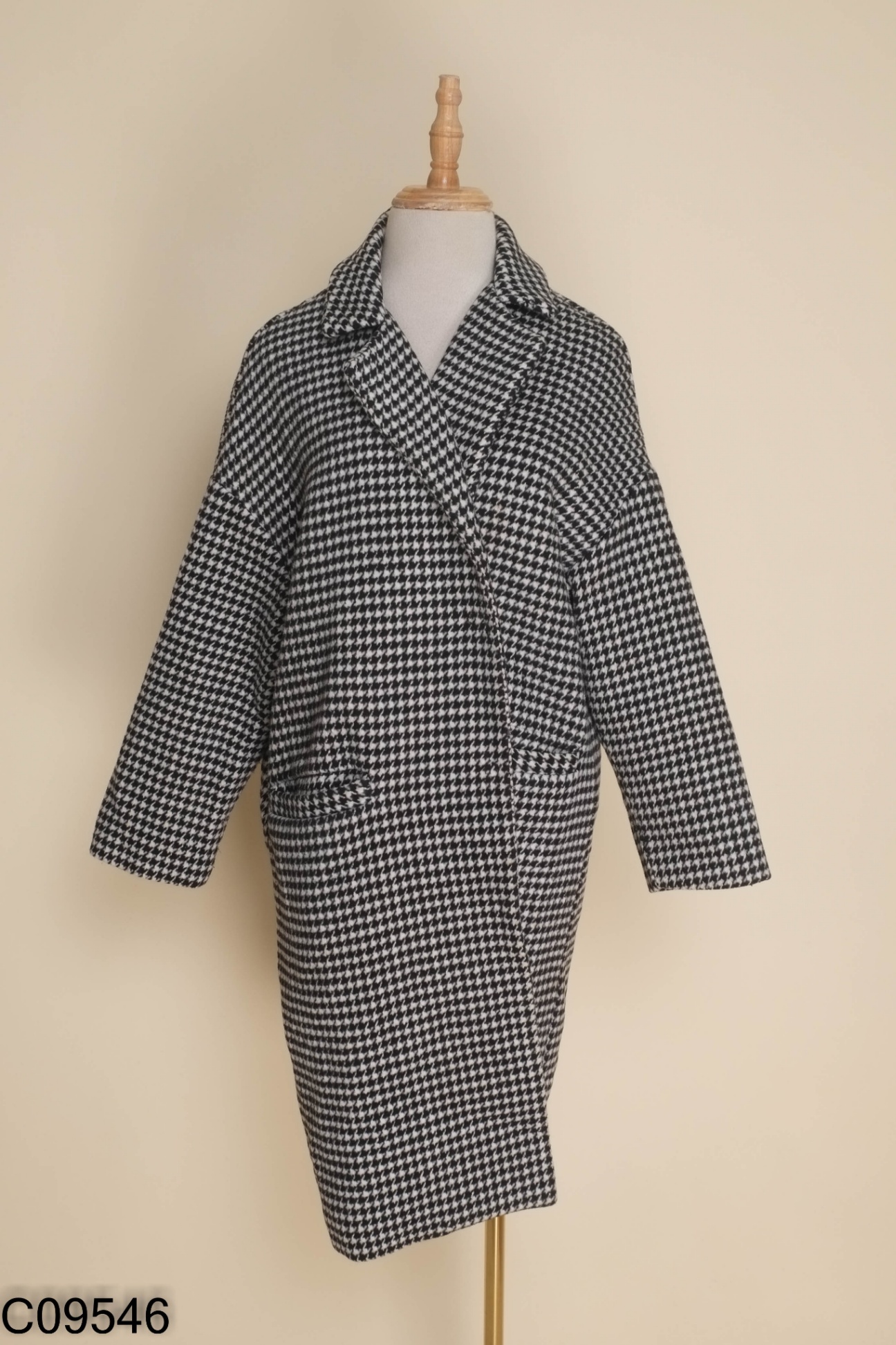 Áo khoác dài đen xen trắng