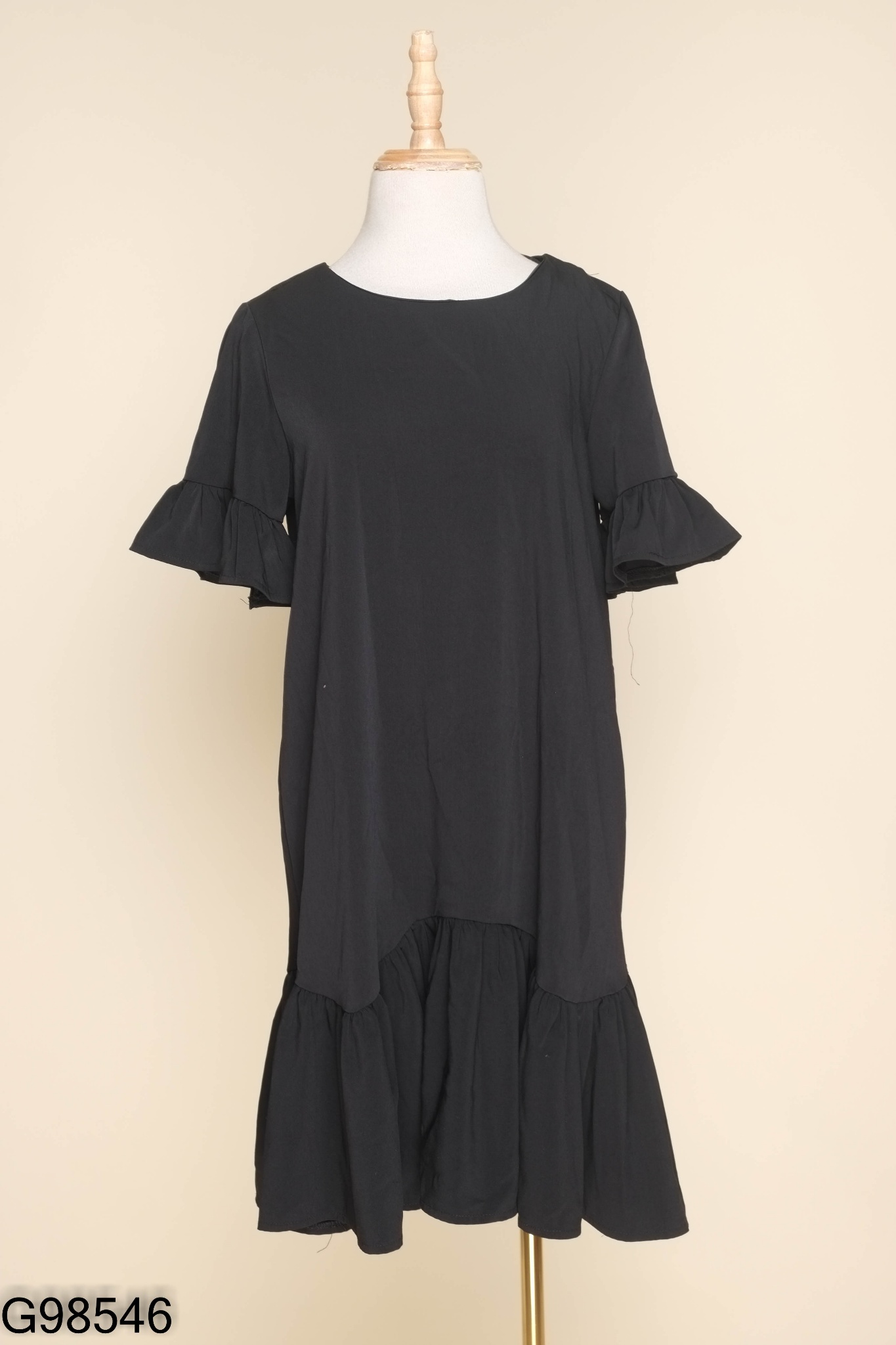 Váy đen xòe bên dưới