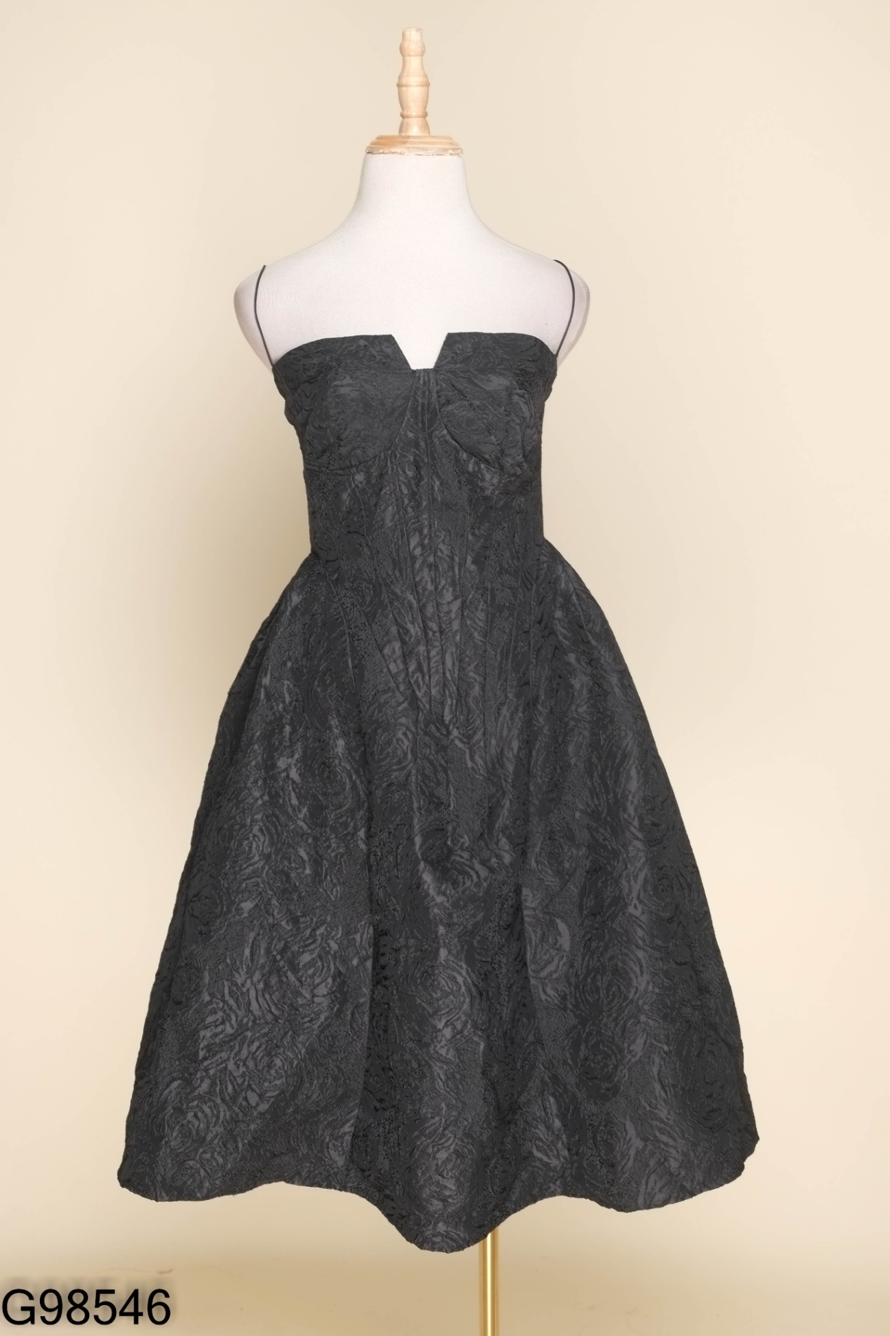 Áo đen hai dây bánh bèo