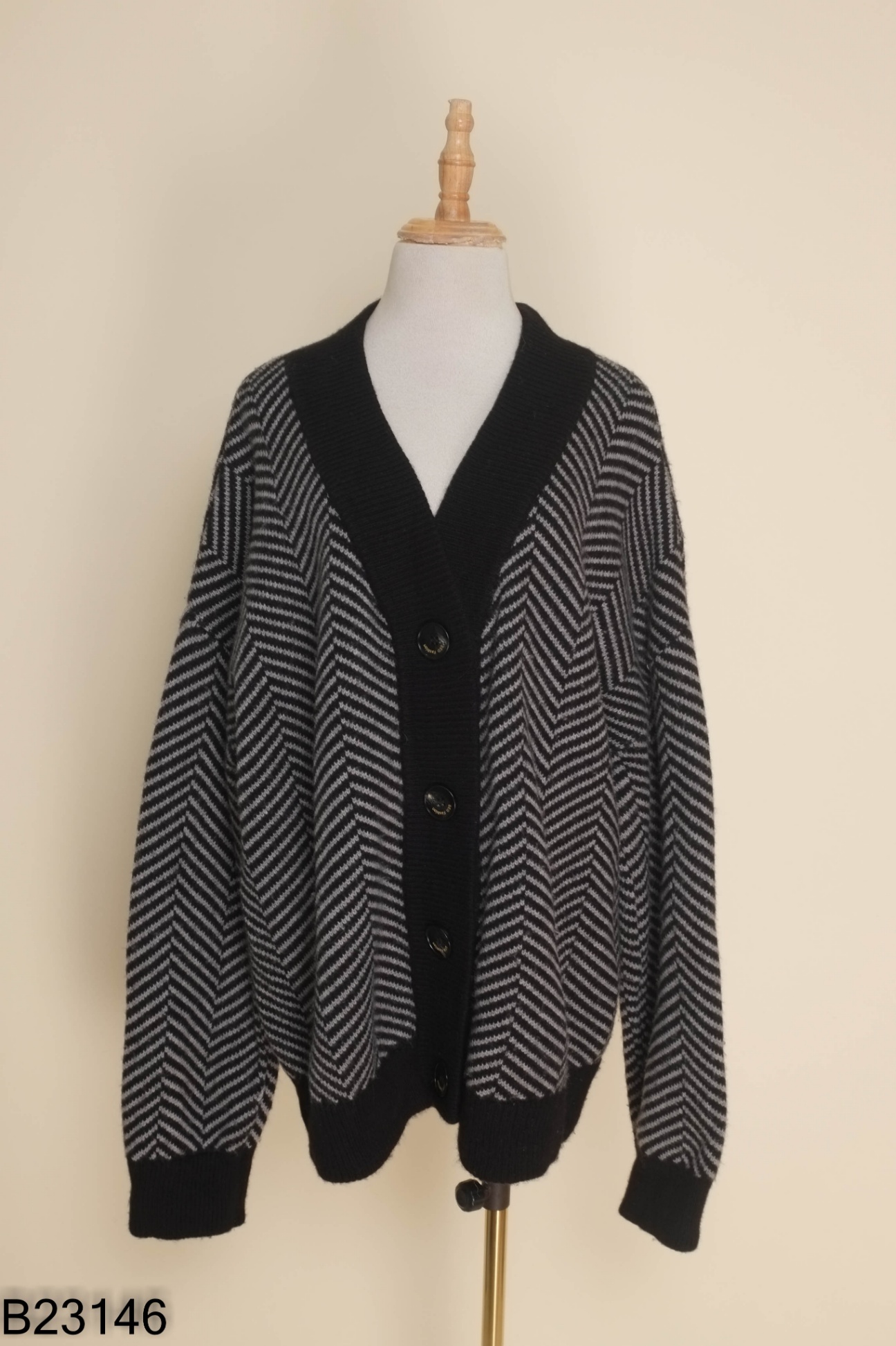 Áo cardigan xám đen họa tiết