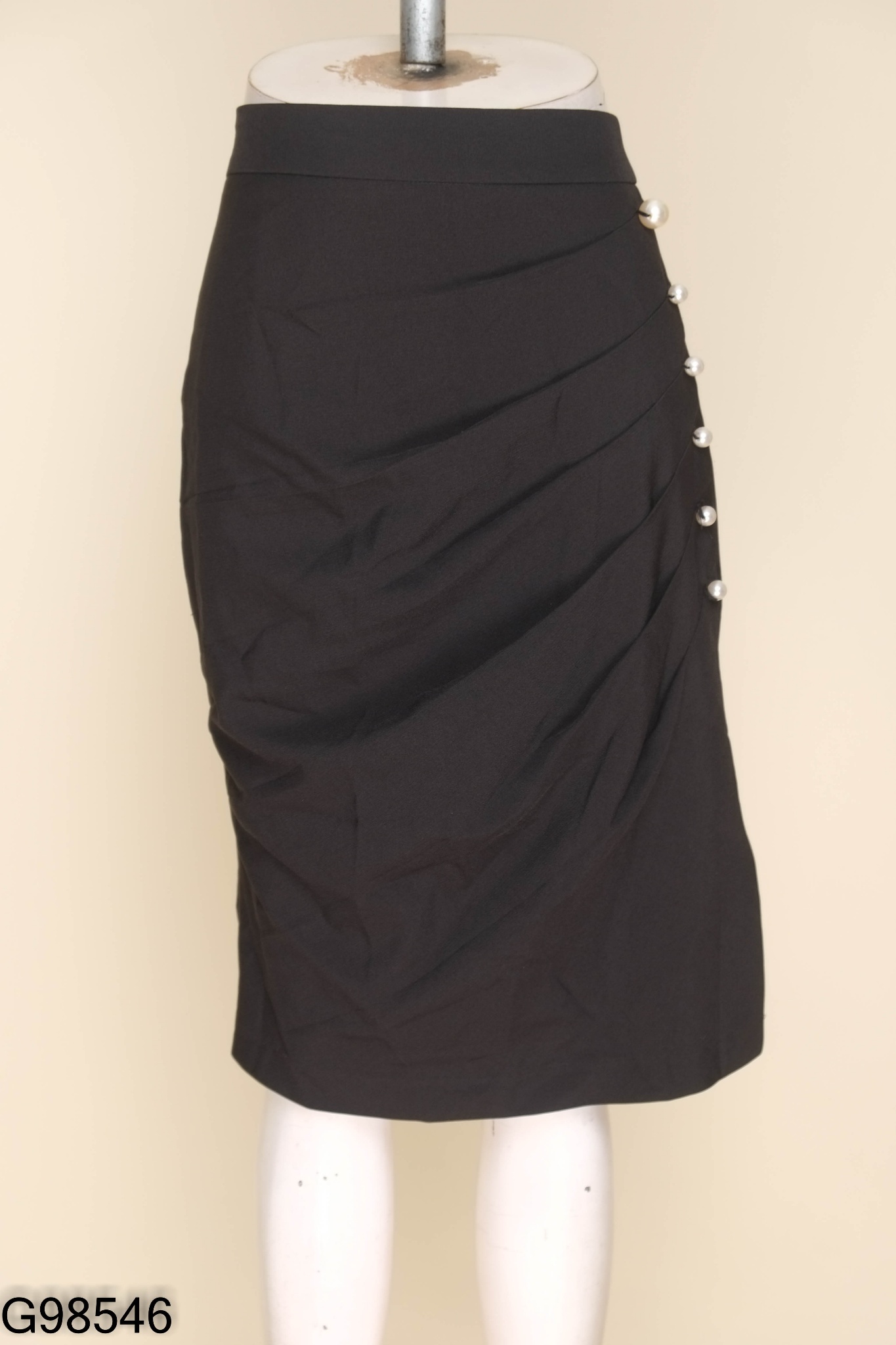 Váy đen xẻ tà đính ngọc