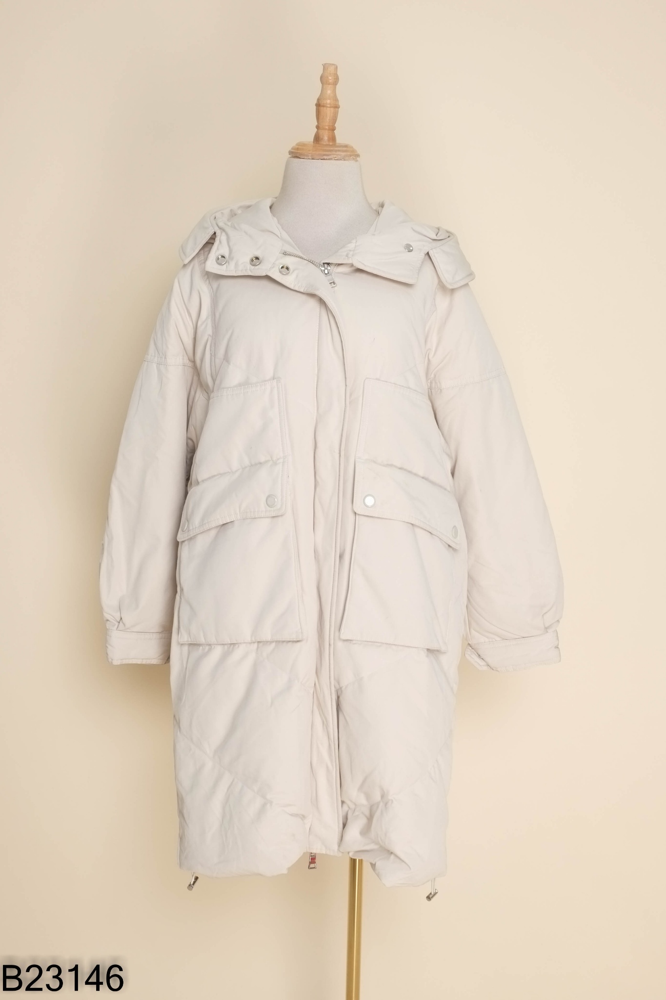 Áo khoác phao be dáng dài phối mũ