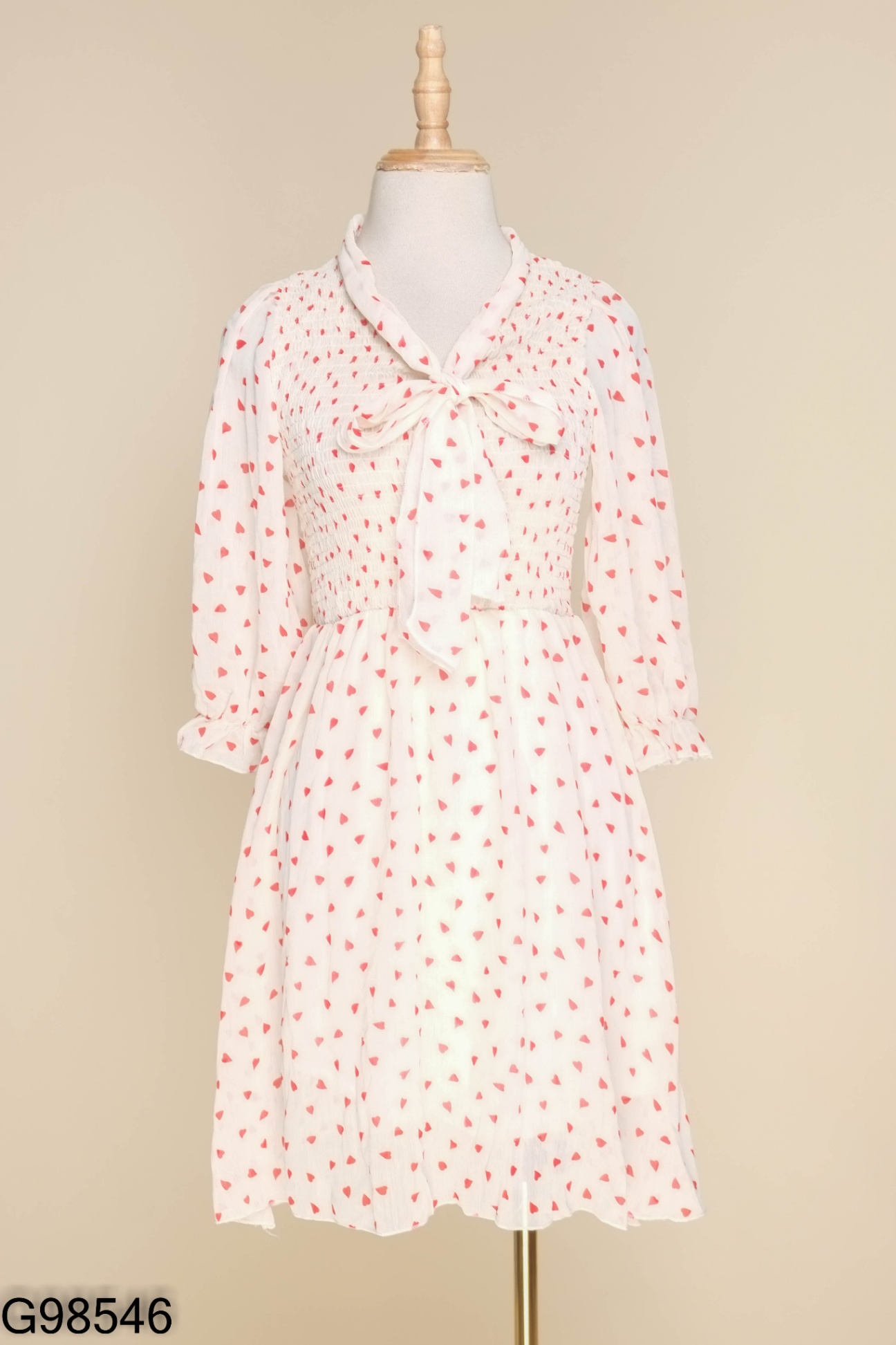 Váy trắng họa tiết trái tim màu đỏ