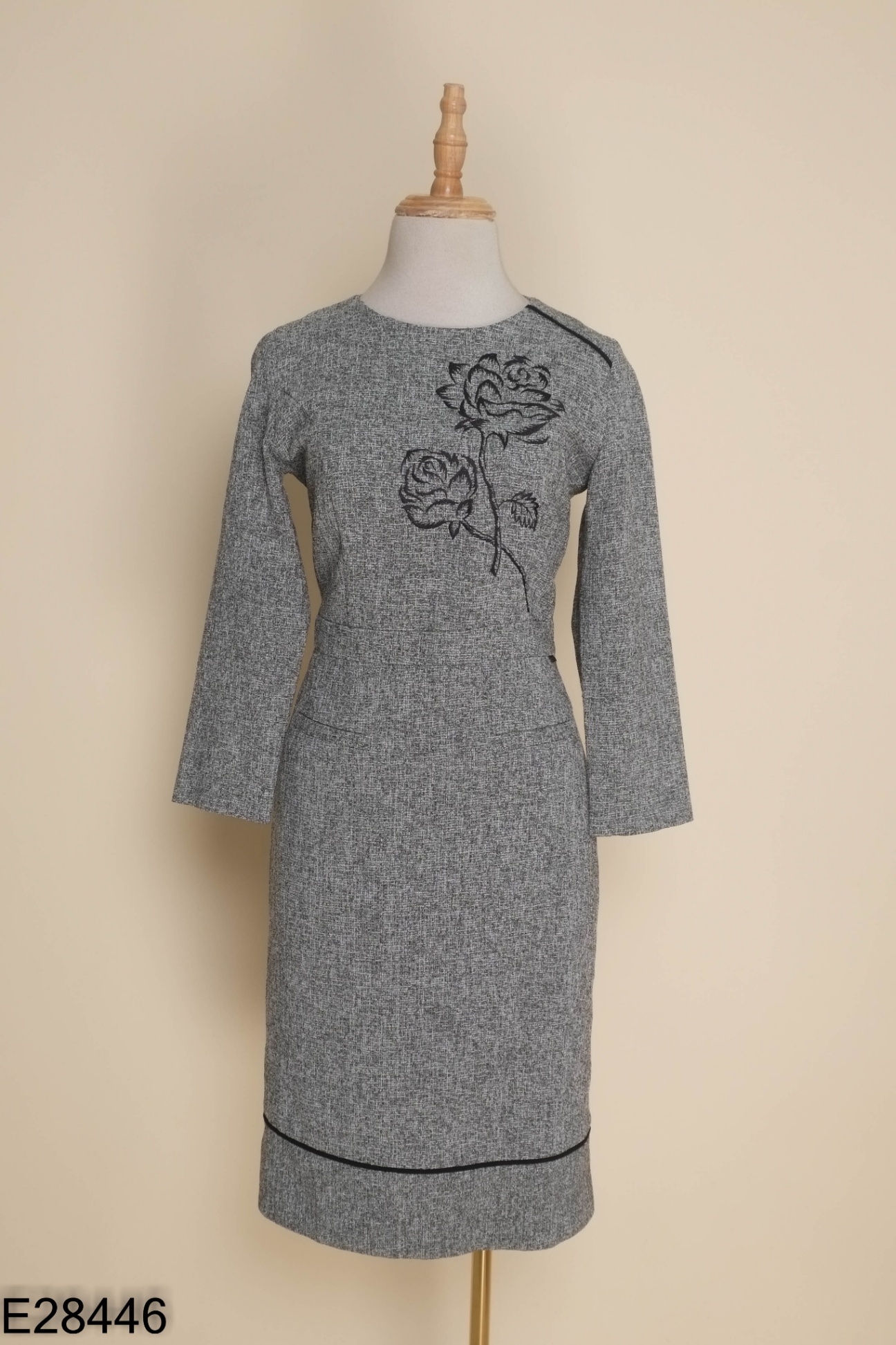 Váy NEM xám thêu hoa