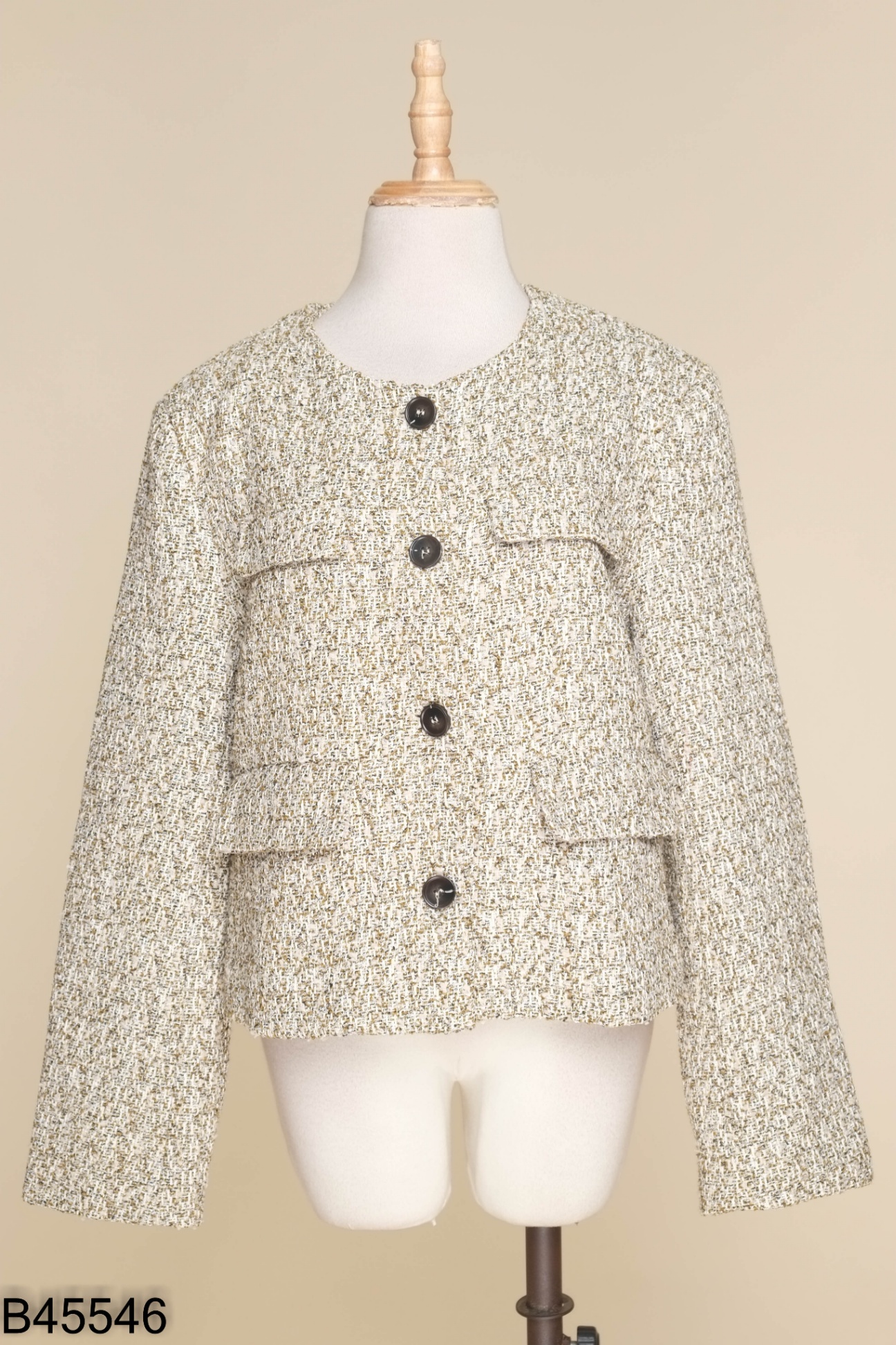 Áo khoác dạ be phối cúc