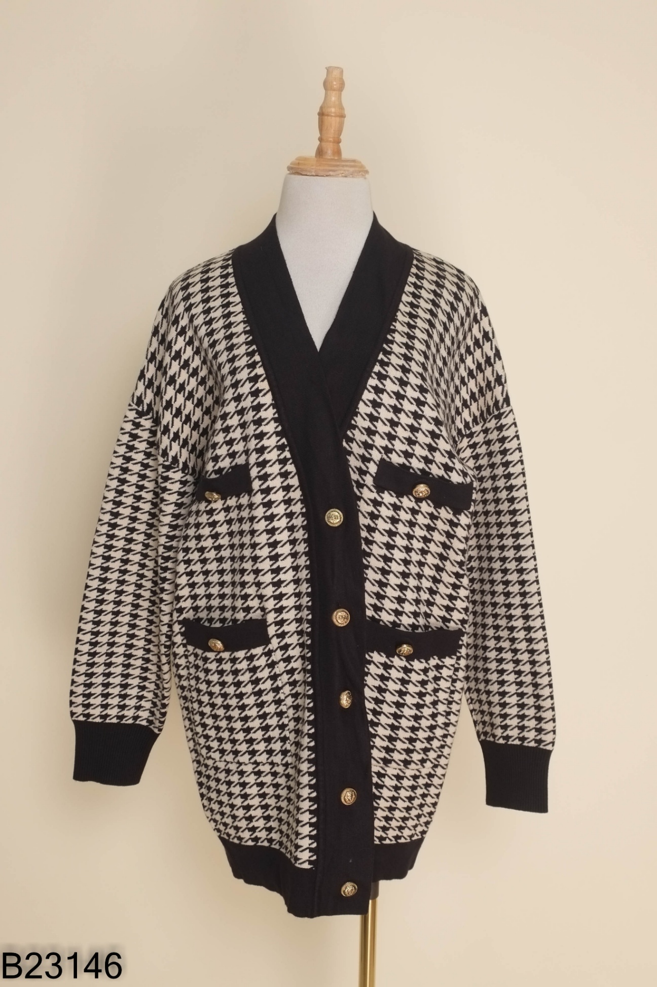 Áo len đen be họa tiết phối cúc vàng