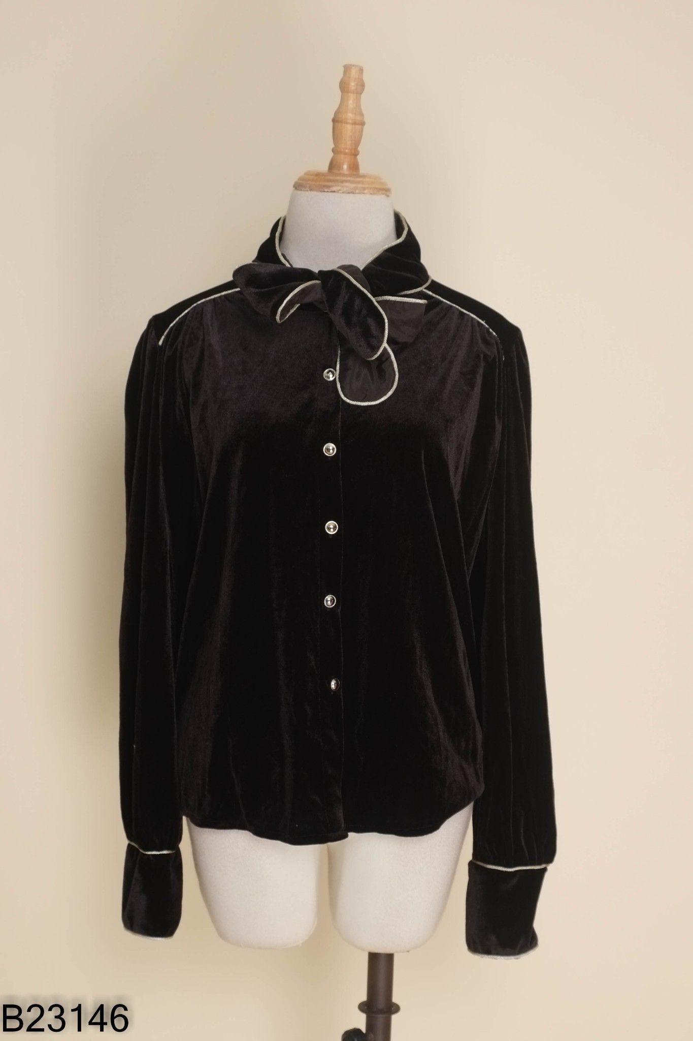 Áo nhung đen viền be thắt nơ