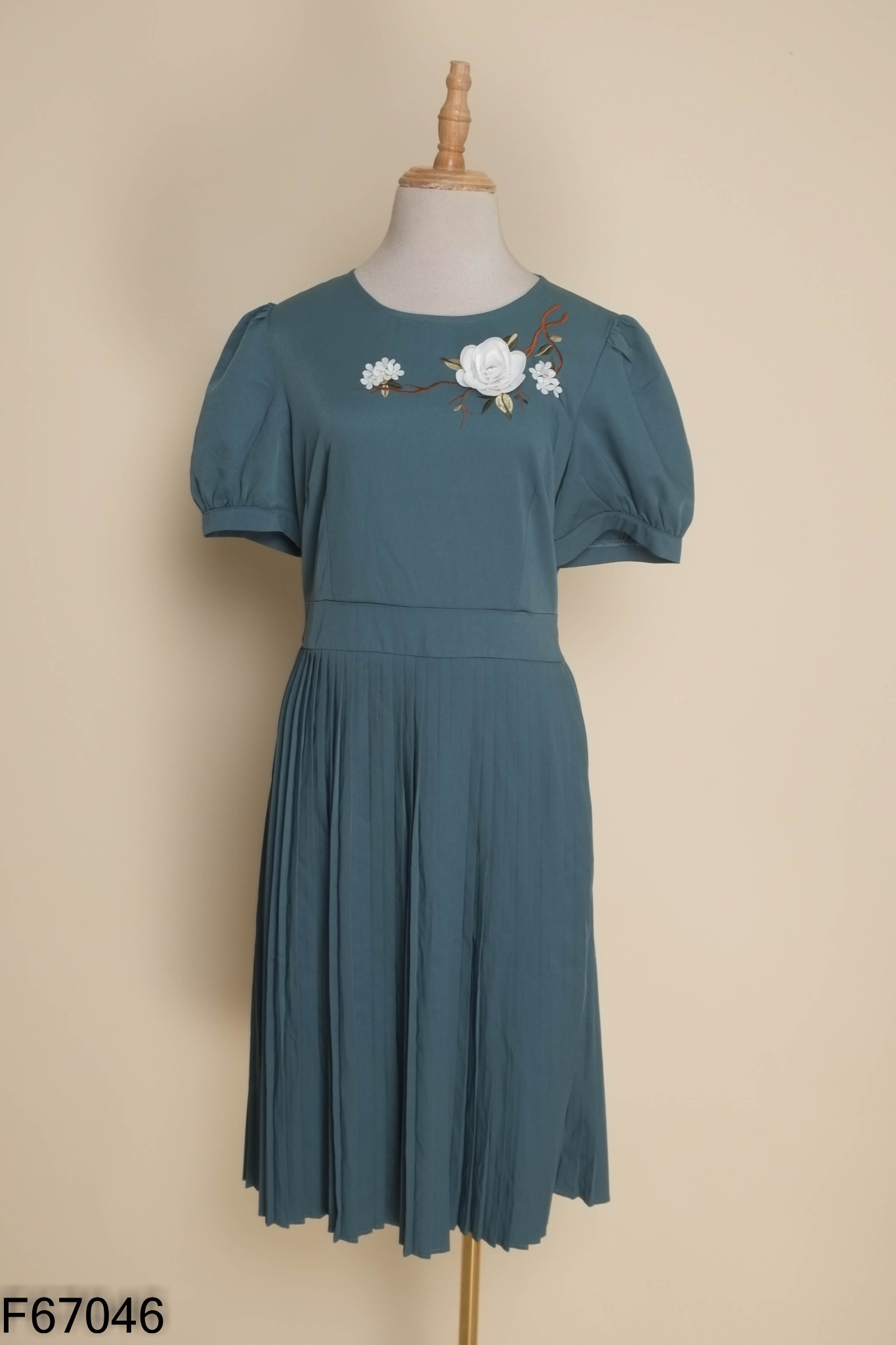 Váy HUYỀN LỘC xanh đính hoa trắng