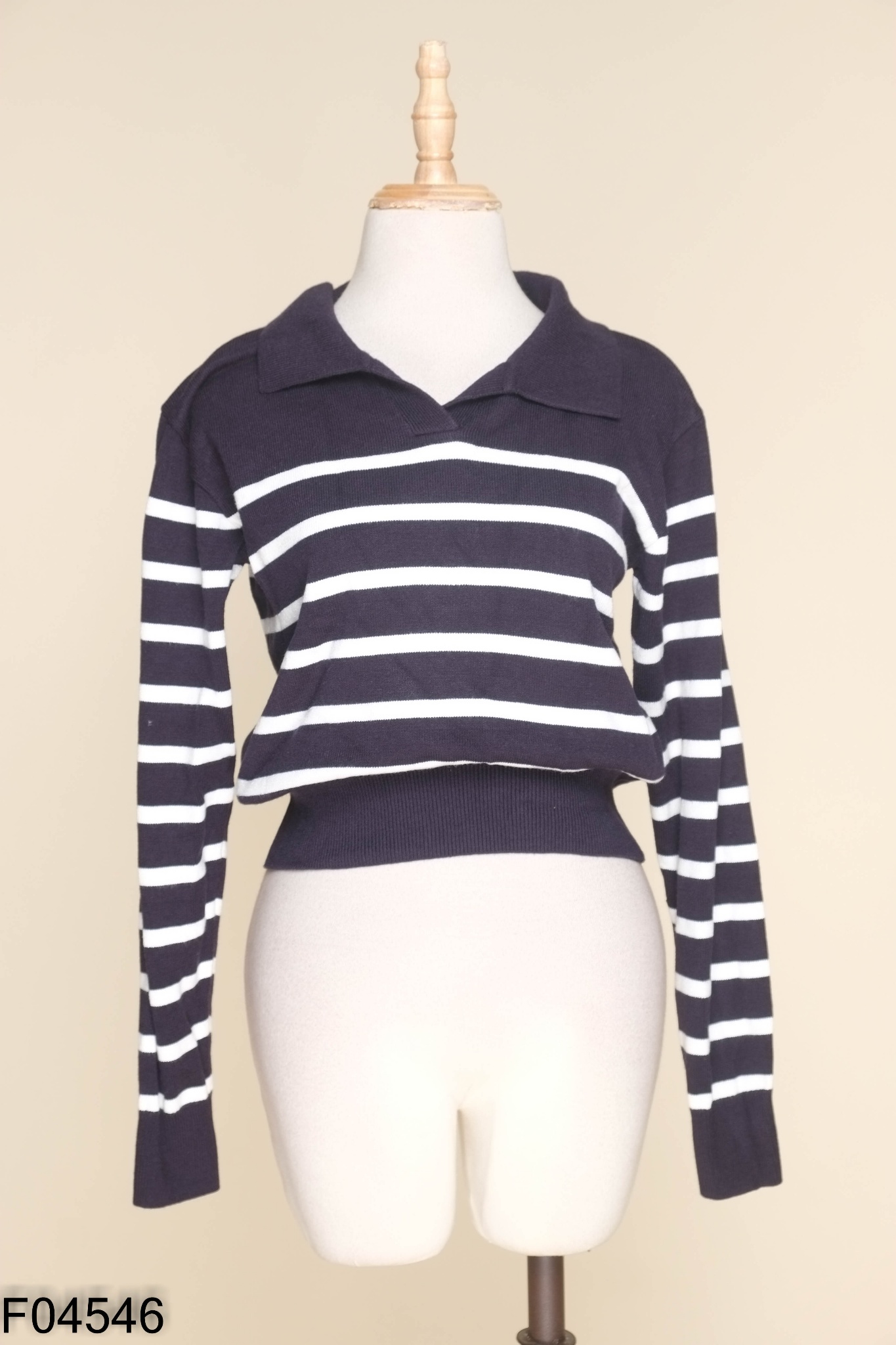 Áo len SPAO xanh than kẻ trắng