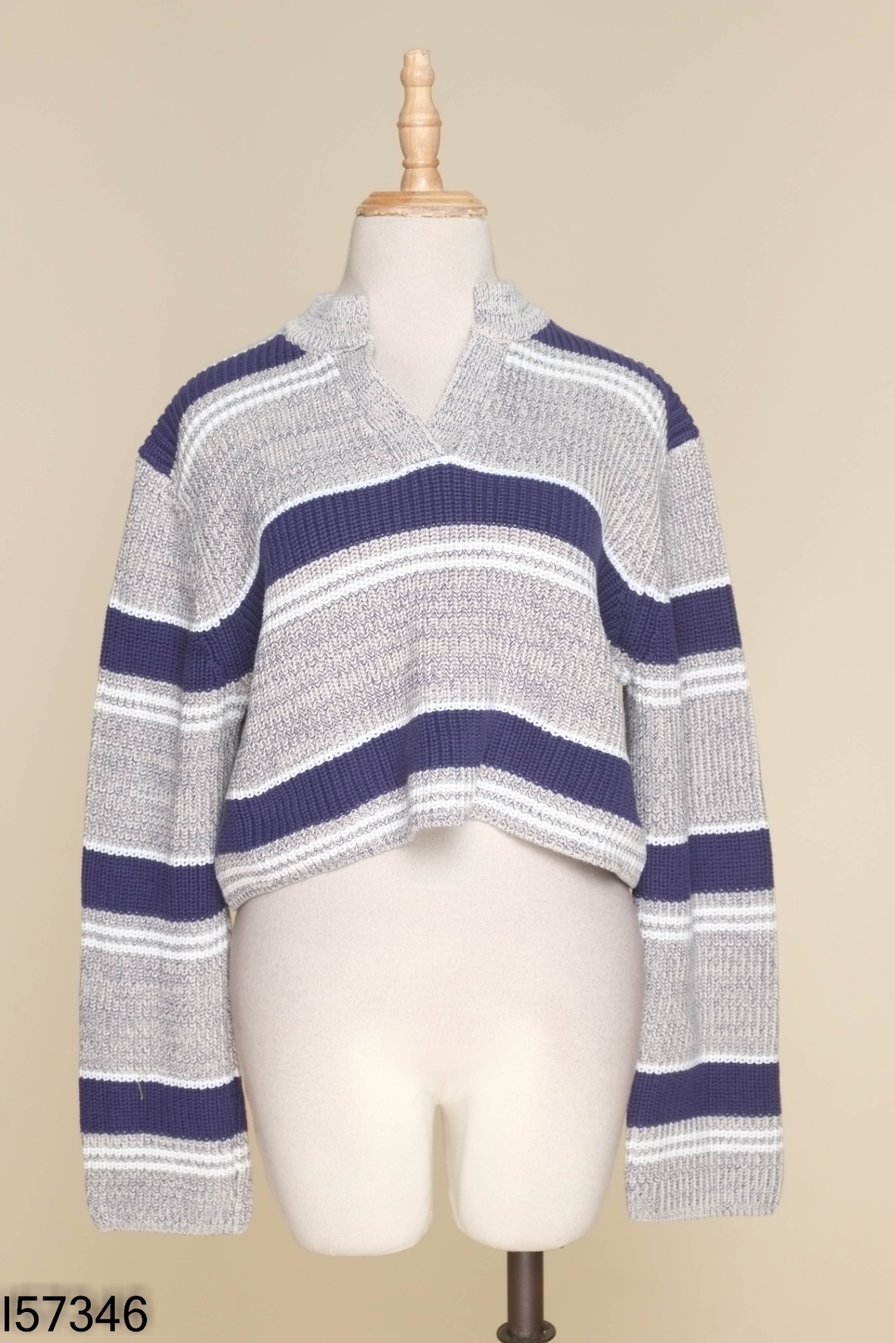 Áo len xám kẻ xanh