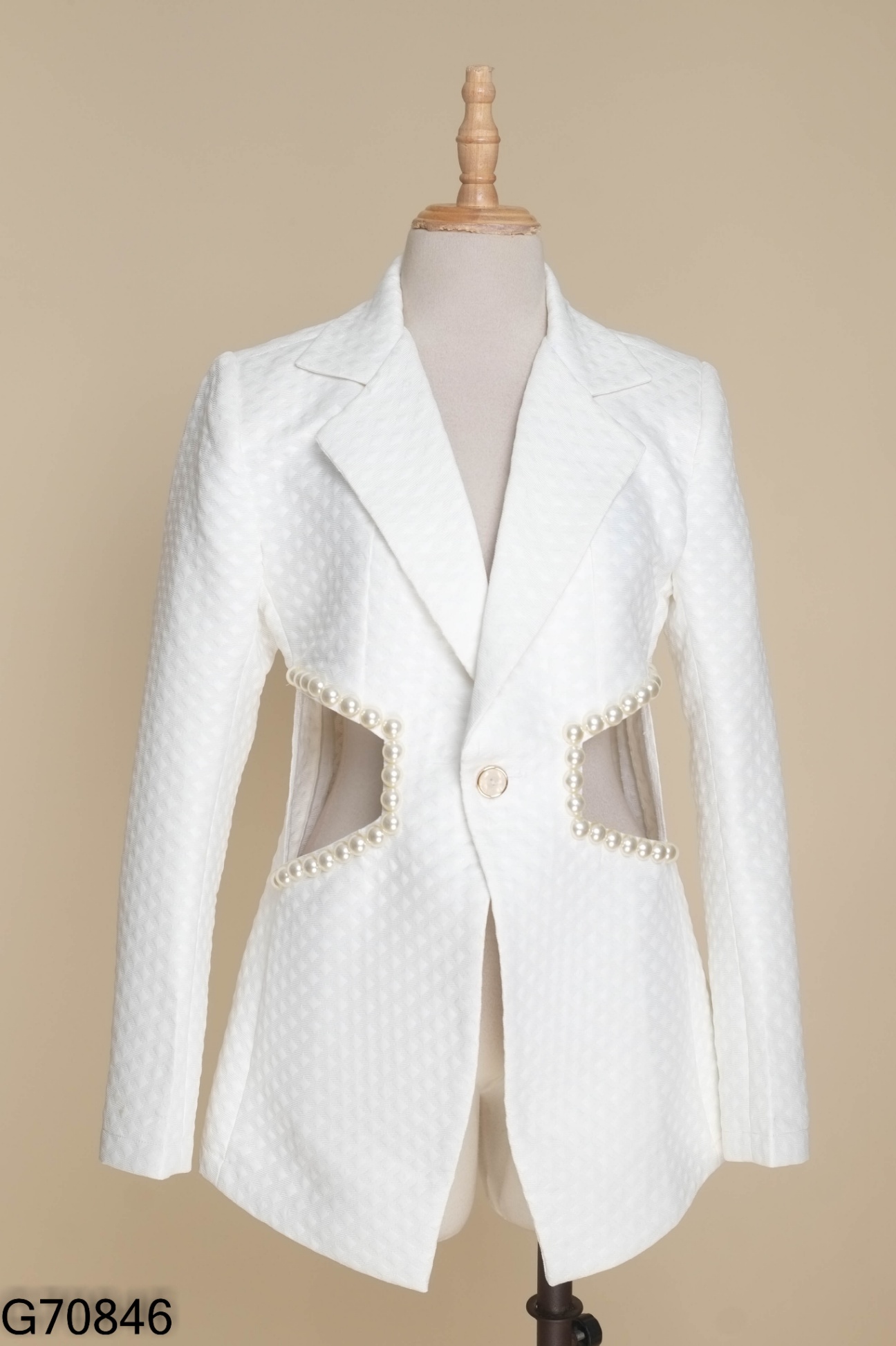 Blazer trắng đính hạt khoét eo