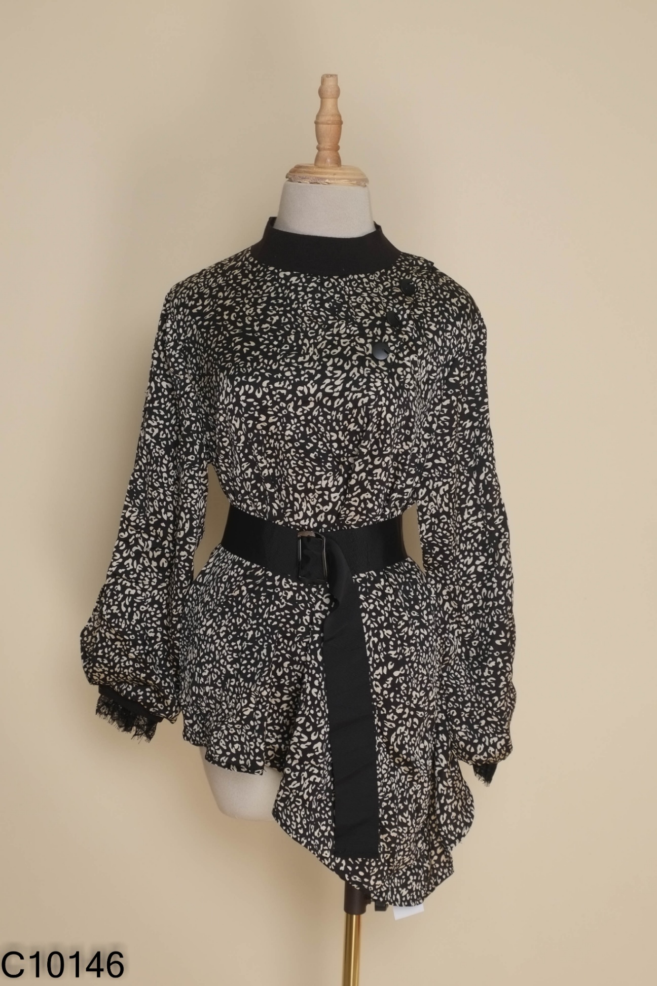 Áo đen tay phối lưới 3 cúc cổ