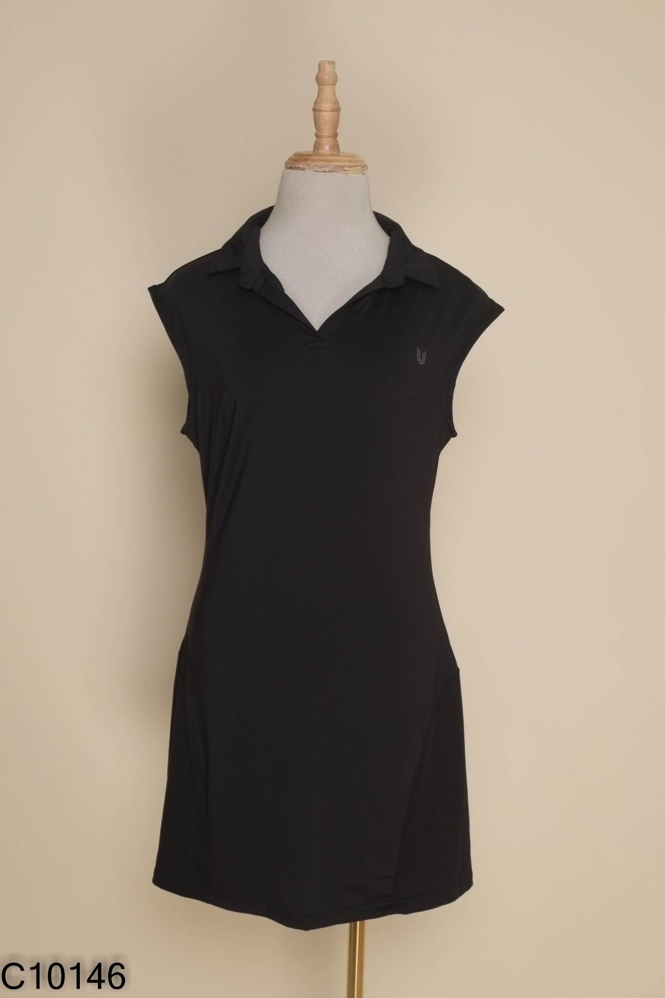 Váy đen tay sát nách