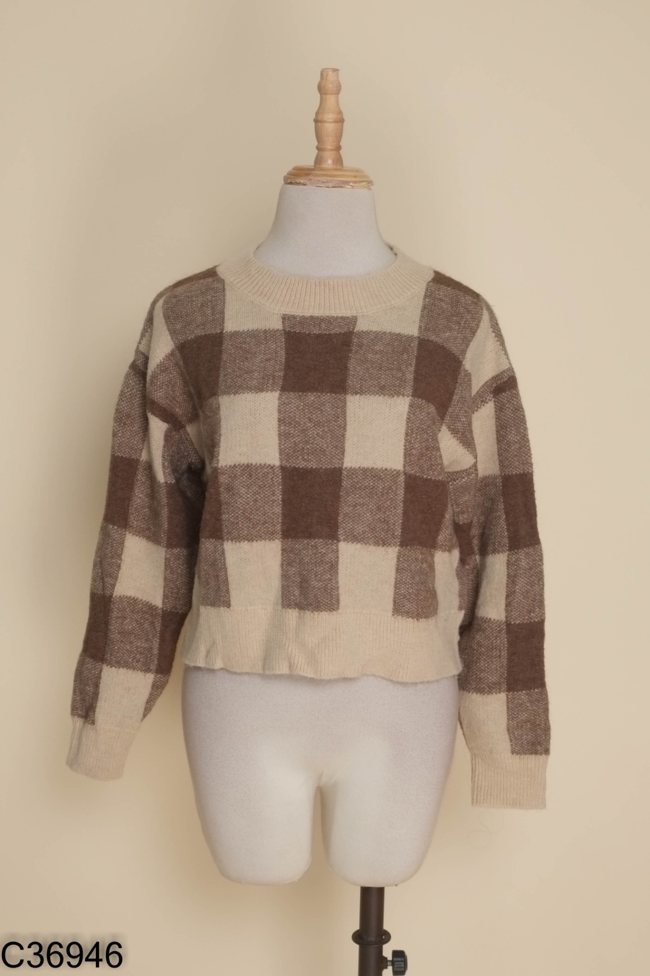 Áo len nâu kẻ be