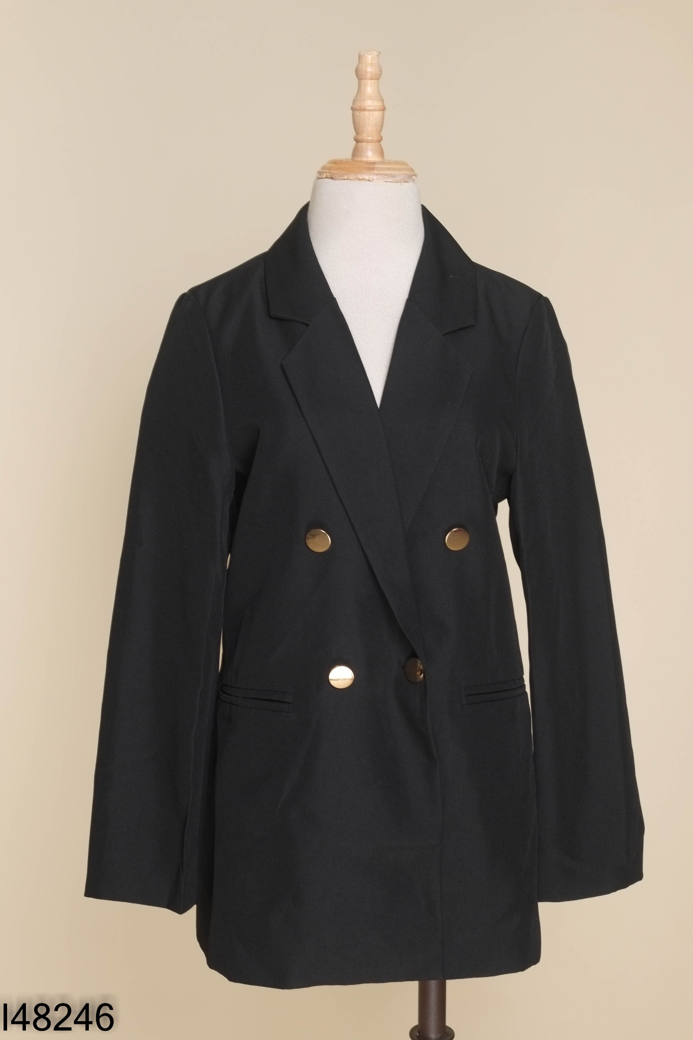 Áo blazer đen cúc vàng