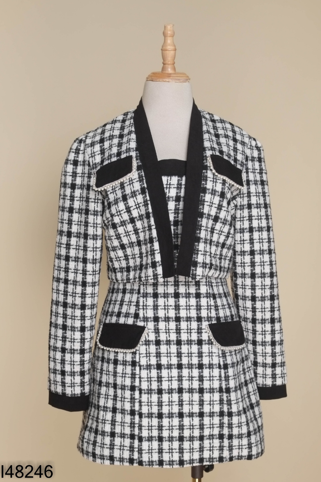 Set Váy dạ trắng HERZIG ROOM kẻ đen + áo khoác