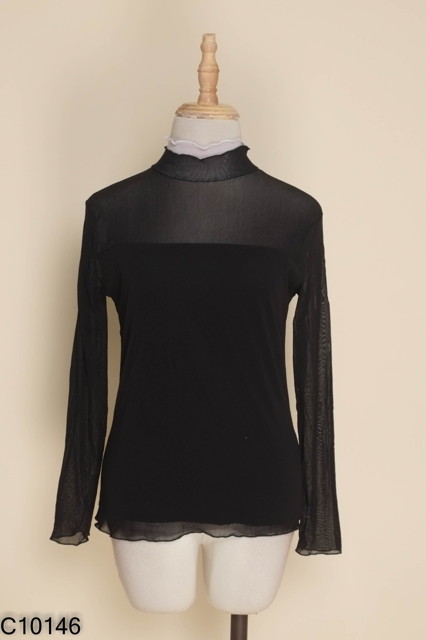 Áo thun dài đen lưới cổ phối be