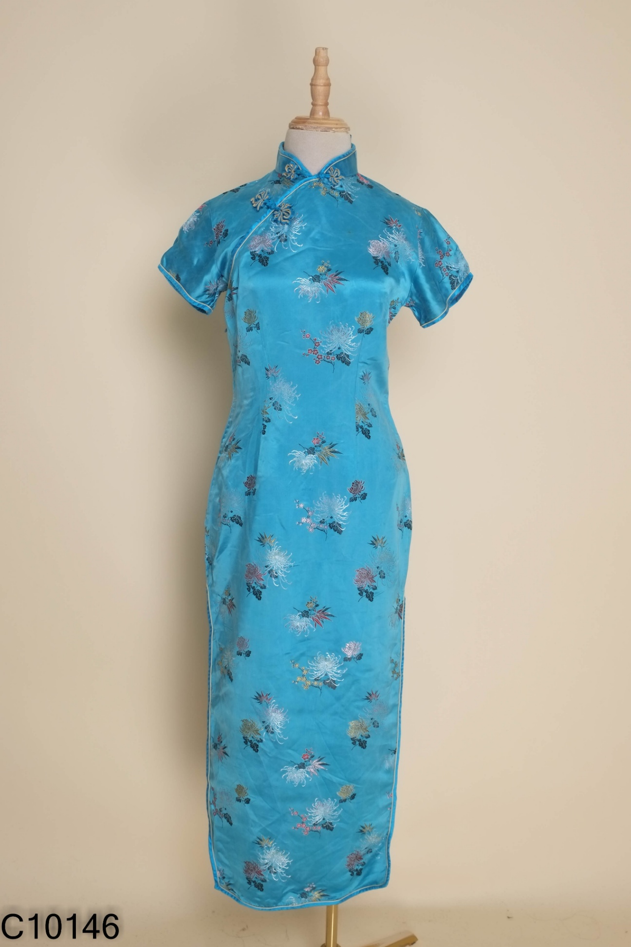 Sườn xám xanh họa tiết hoa