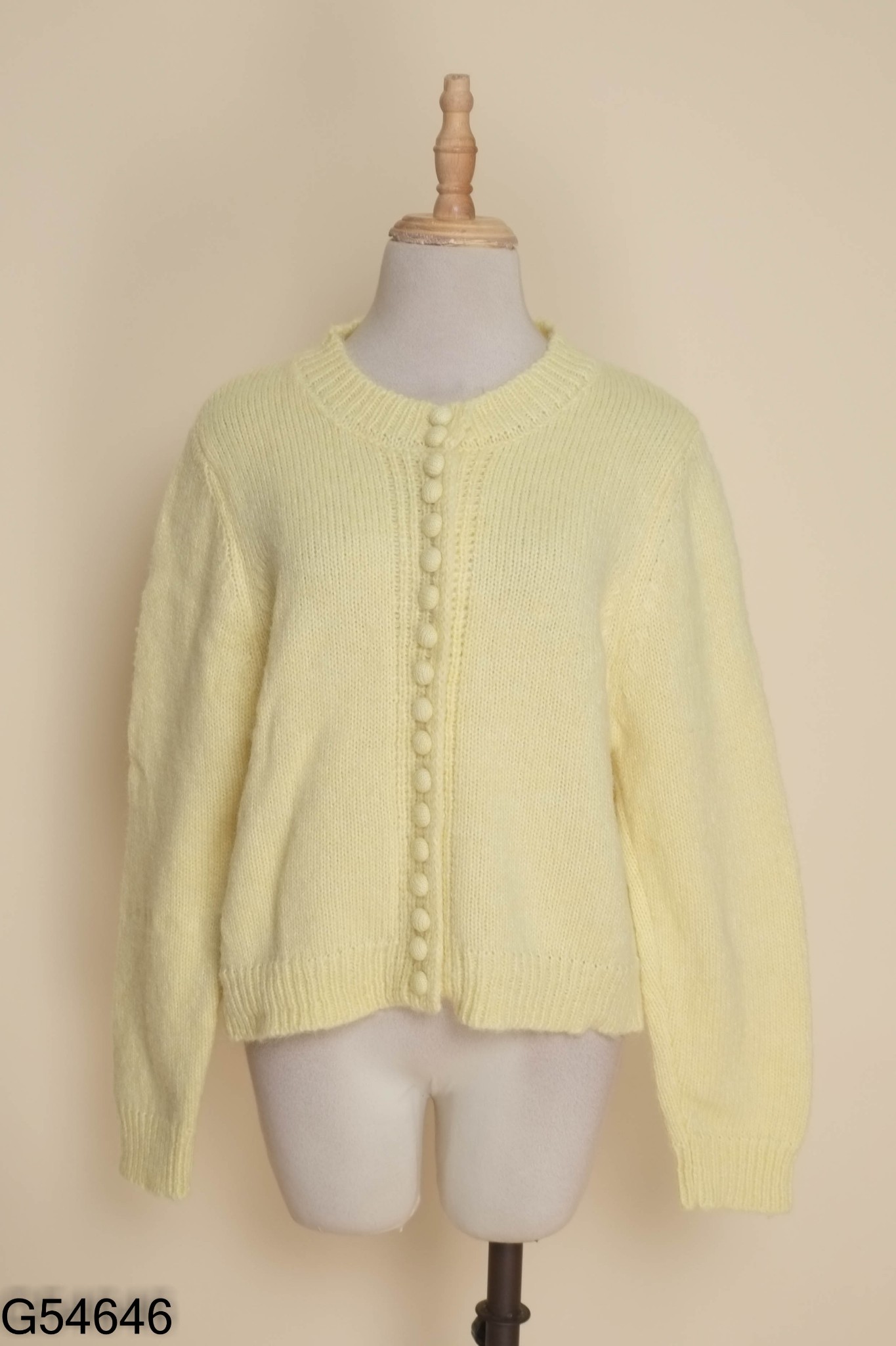 Áo len vàng phối cúc