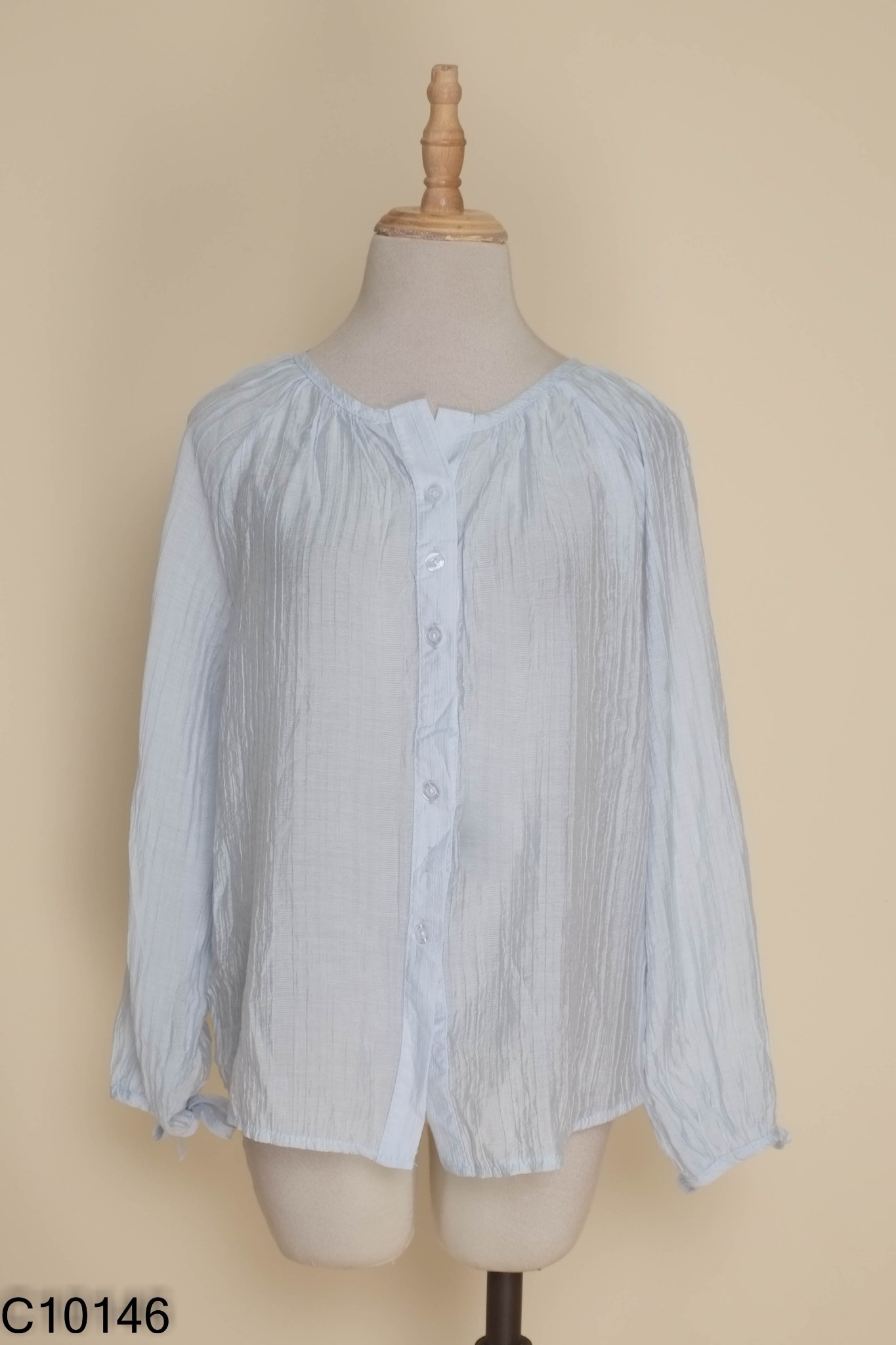 Áo sơ mi xanh cổ tròn