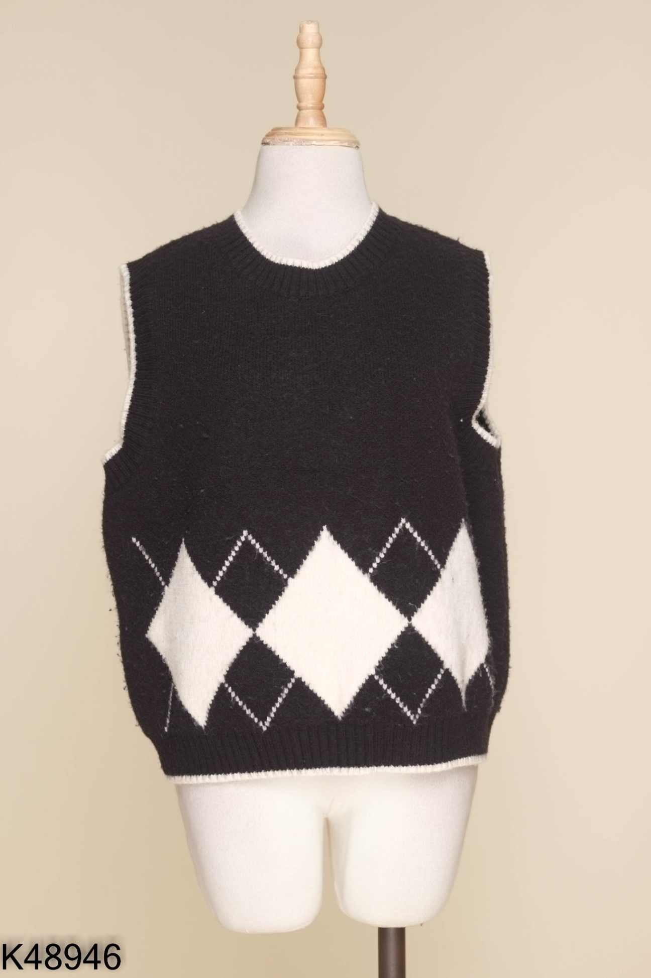 Áo gile đen họa tiết kẻ trám be