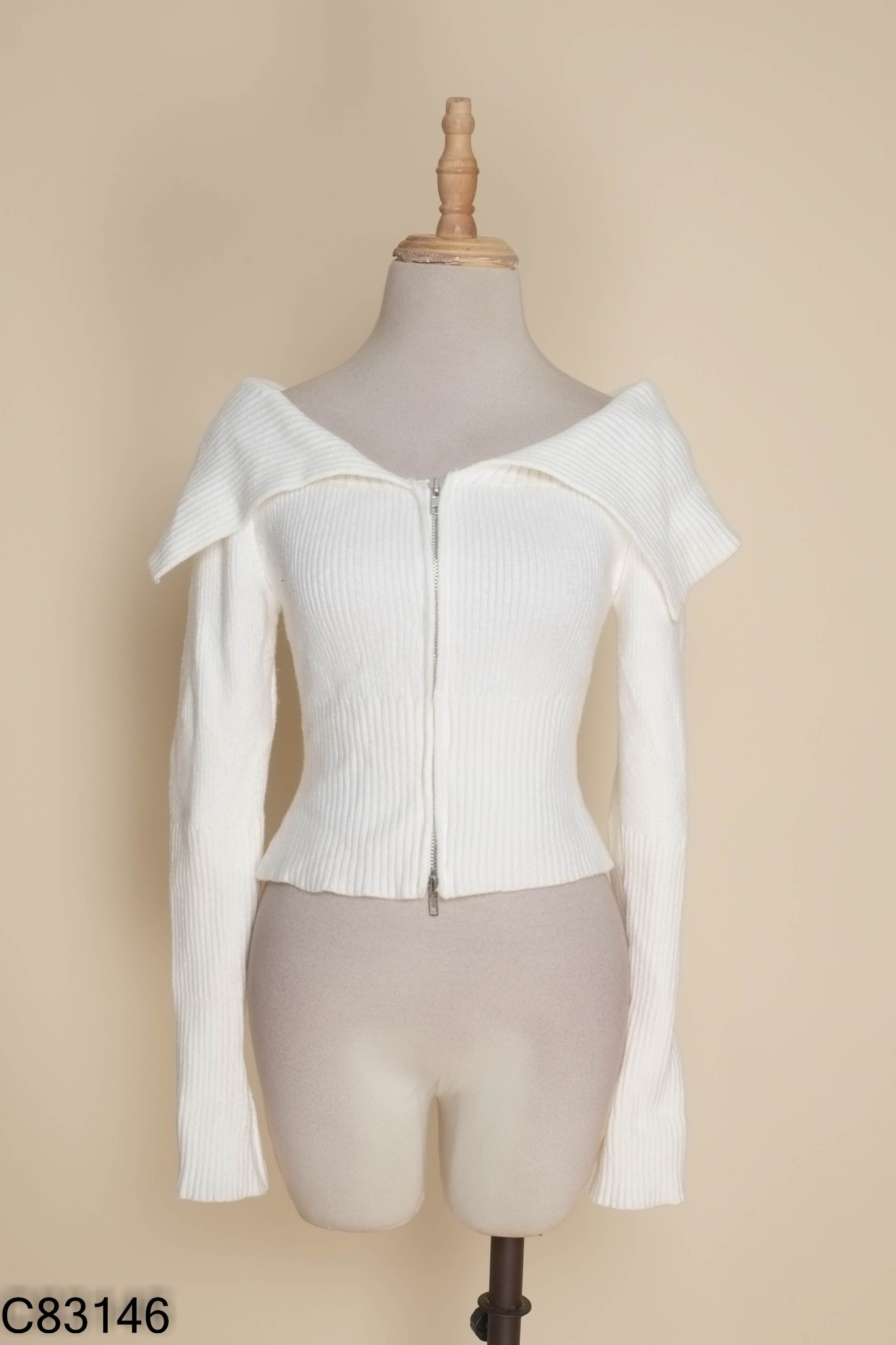 Áo len trắng cổ bẻ kéo khóa