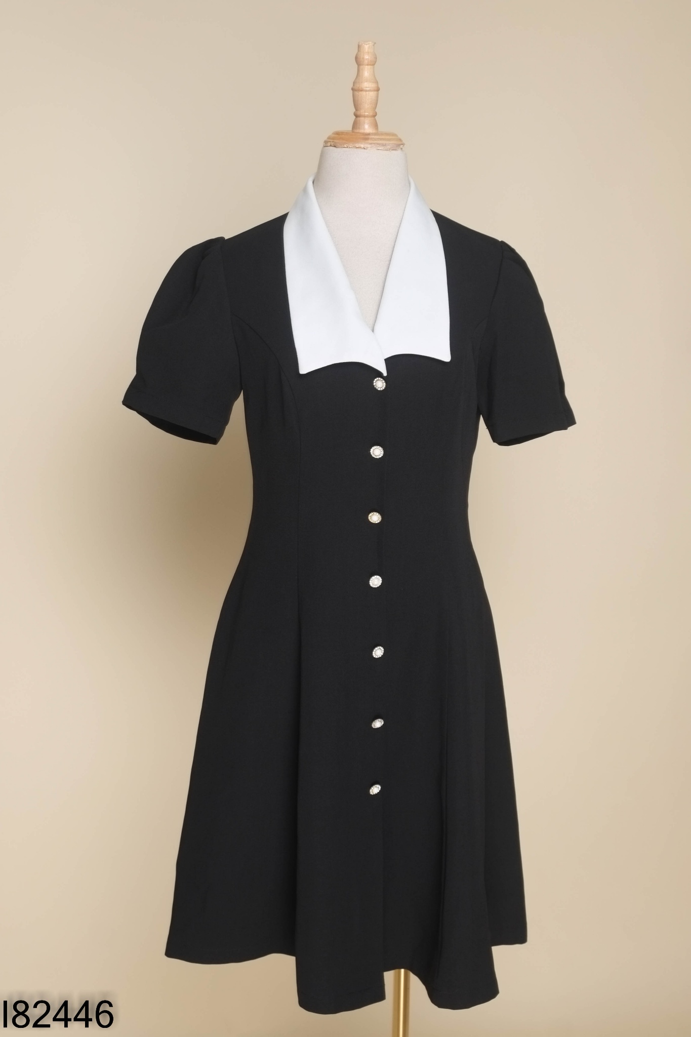 Váy đen MYANN cúc ngọc cổ trắng