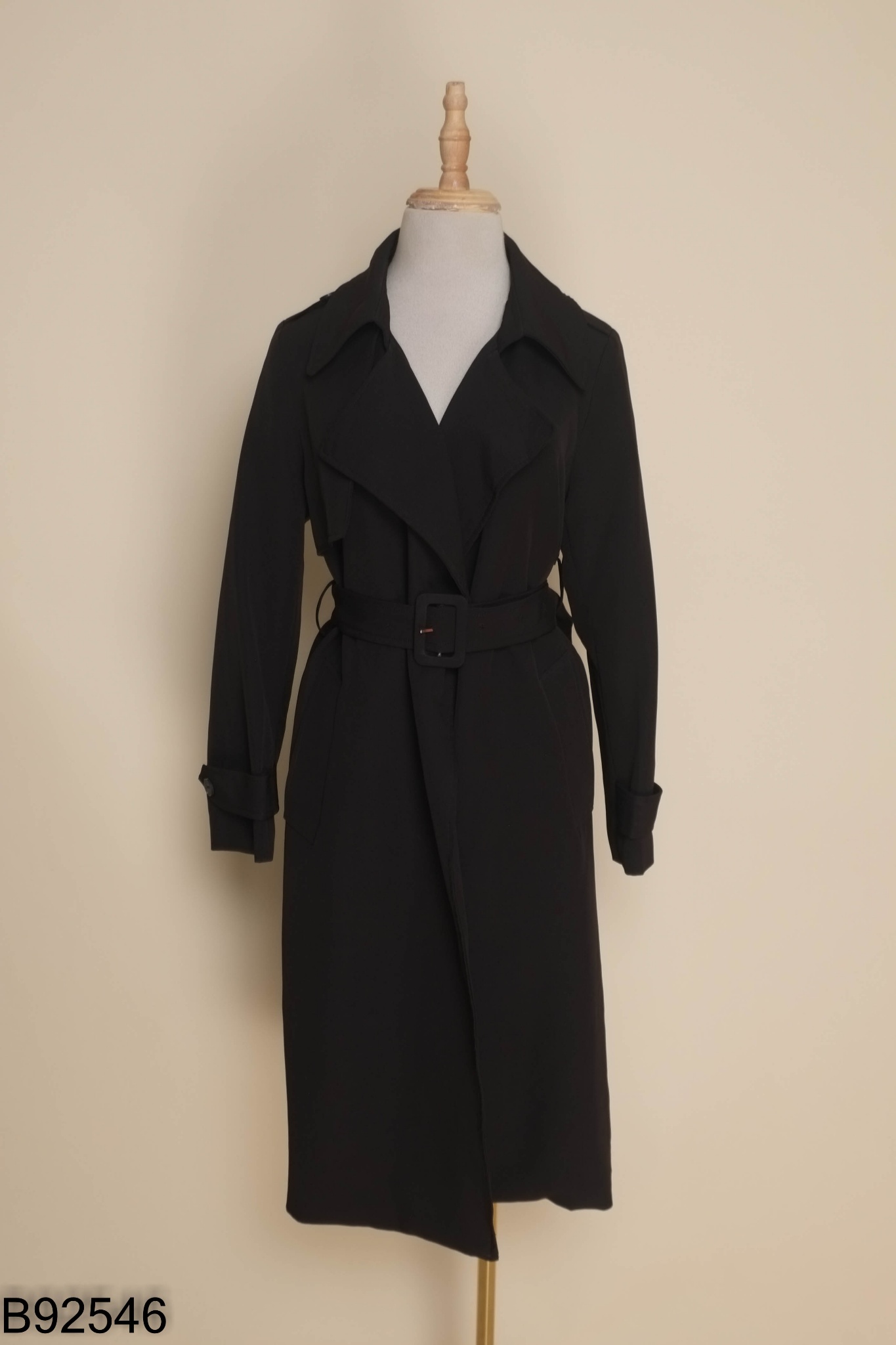 Áo khoác đen dáng dài kèm đai