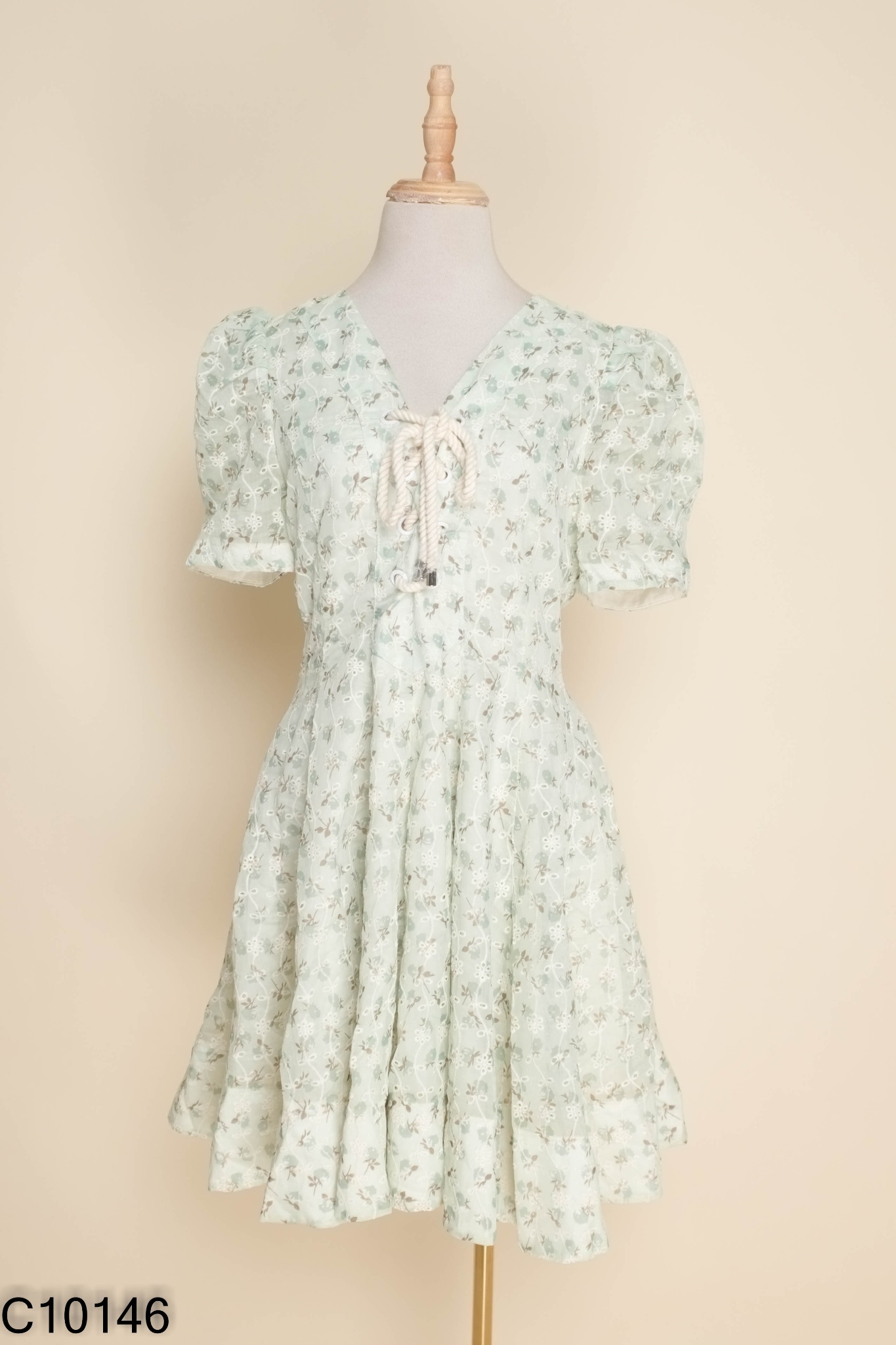 Váy xanh tay bồng dây thừng họa tiết hoa